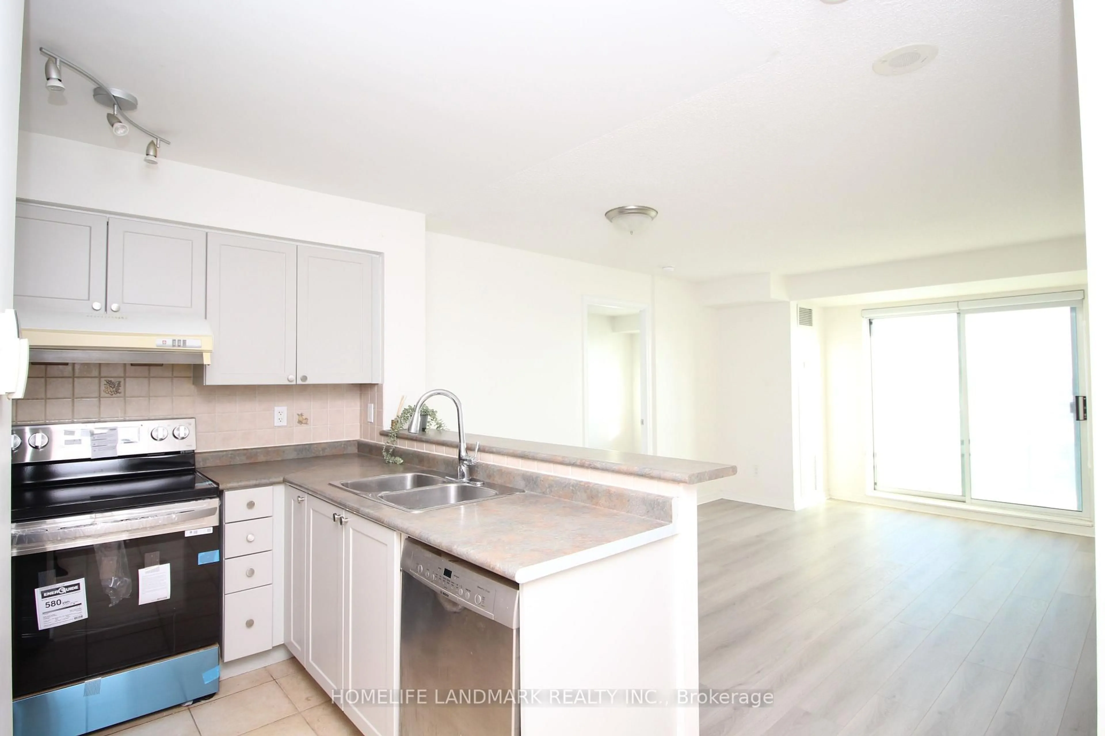 Open concept kitchen, unknown for 39 Oneida Cres #718, Richmond Hill Ontario L4B 4T9