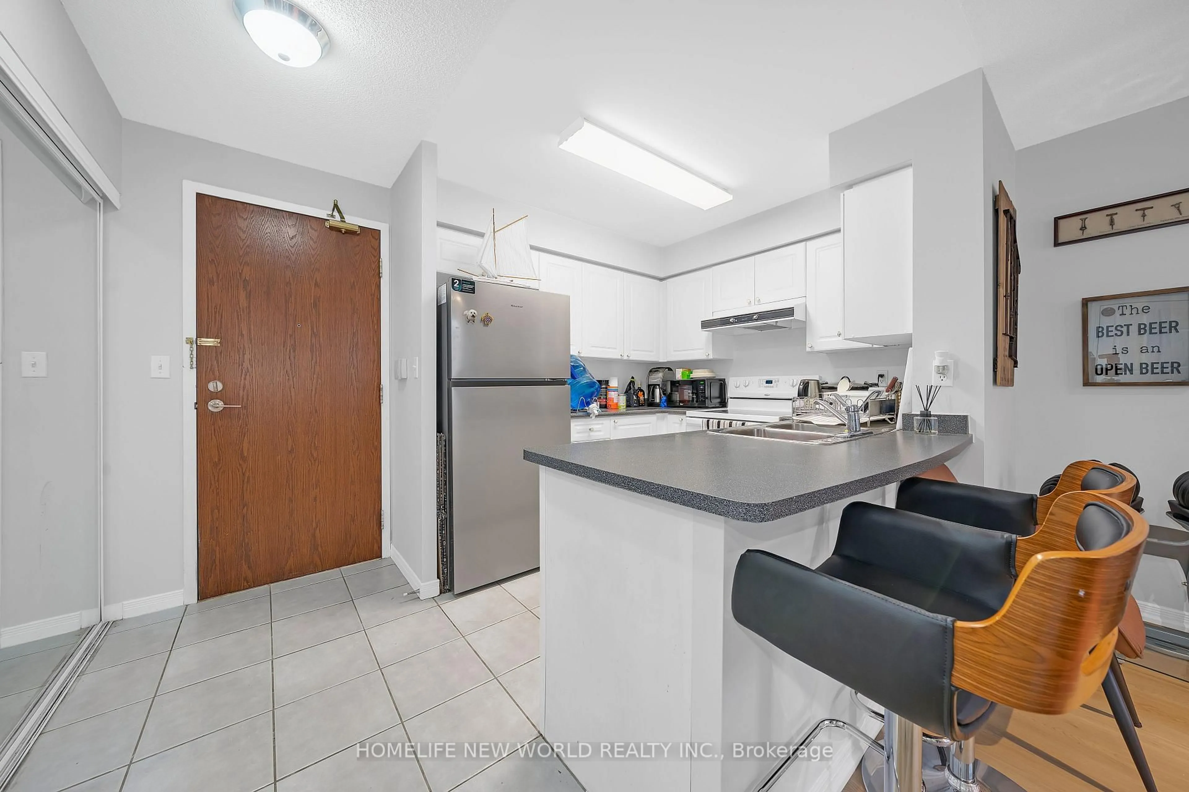 Standard kitchen, unknown for 3 Ellesmere St #105, Richmond Hill Ontario L4B 4N2