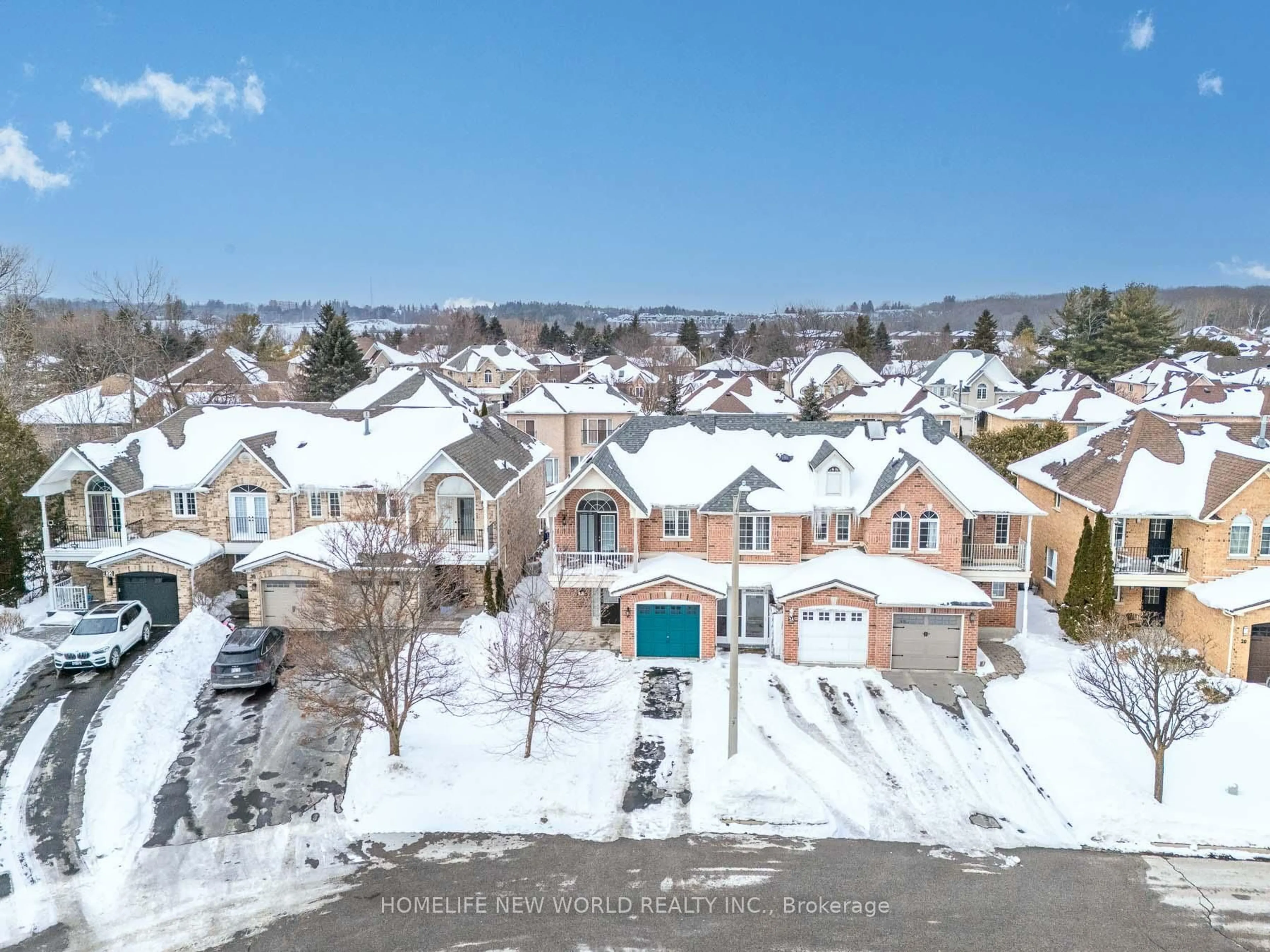 A pic from outside/outdoor area/front of a property/back of a property/a pic from drone, street for 26 Cape Breton Crt, Richmond Hill Ontario L4E 3W4