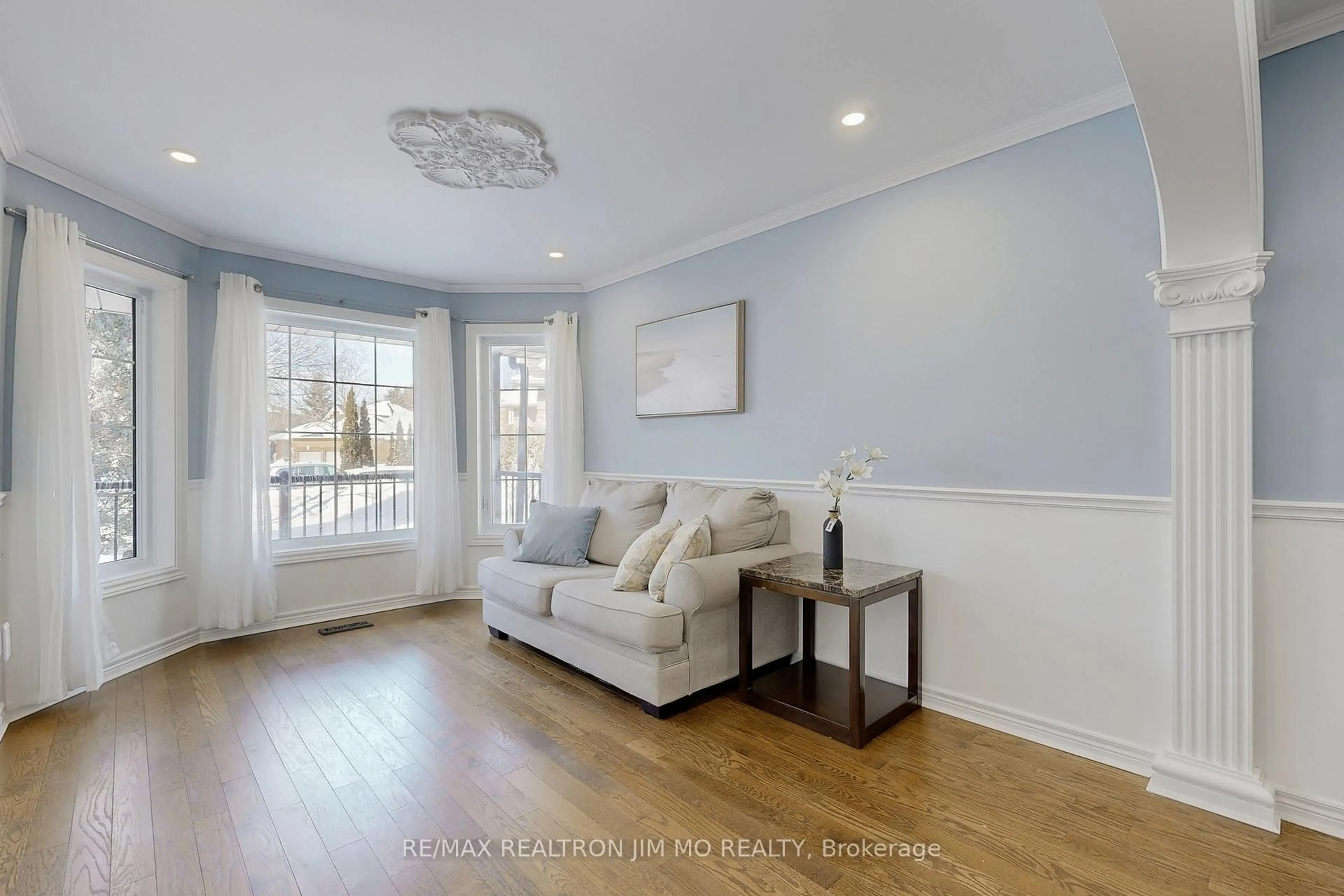 Living room with furniture, wood/laminate floor for 604 Dutch Elliott Crt, Newmarket Ontario L3Y 8L1
