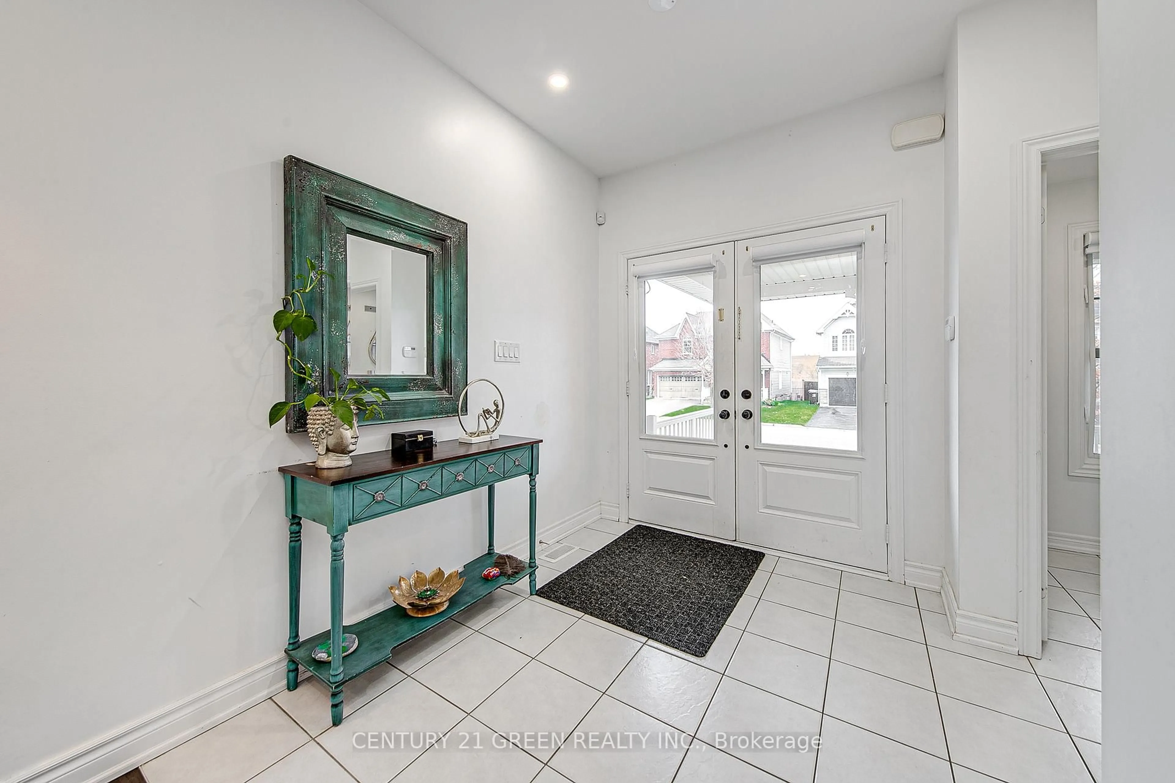 Indoor entryway for 185 Shephard Ave, New Tecumseth Ontario L9R 0K1
