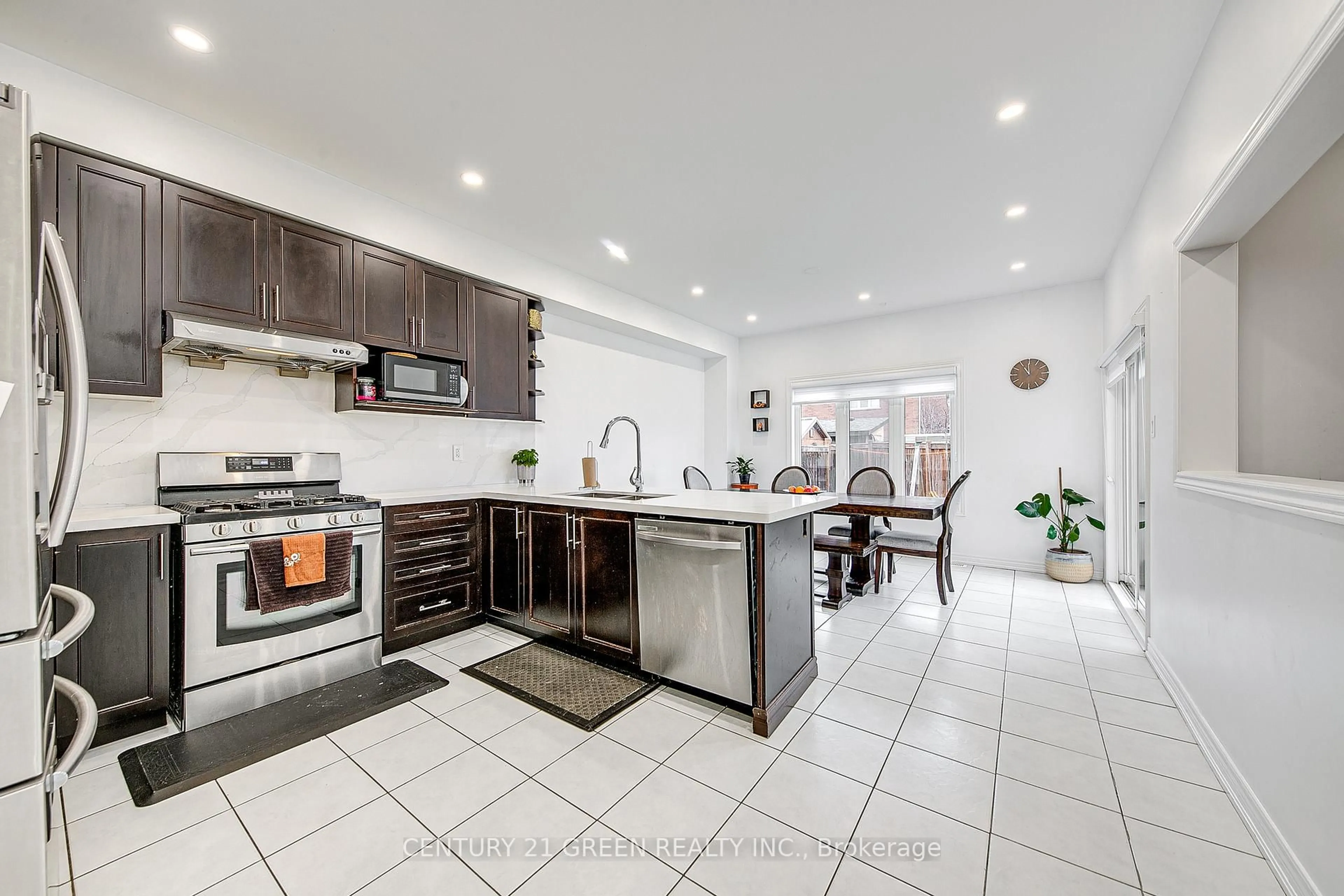Open concept kitchen, ceramic/tile floor for 185 Shephard Ave, New Tecumseth Ontario L9R 0K1