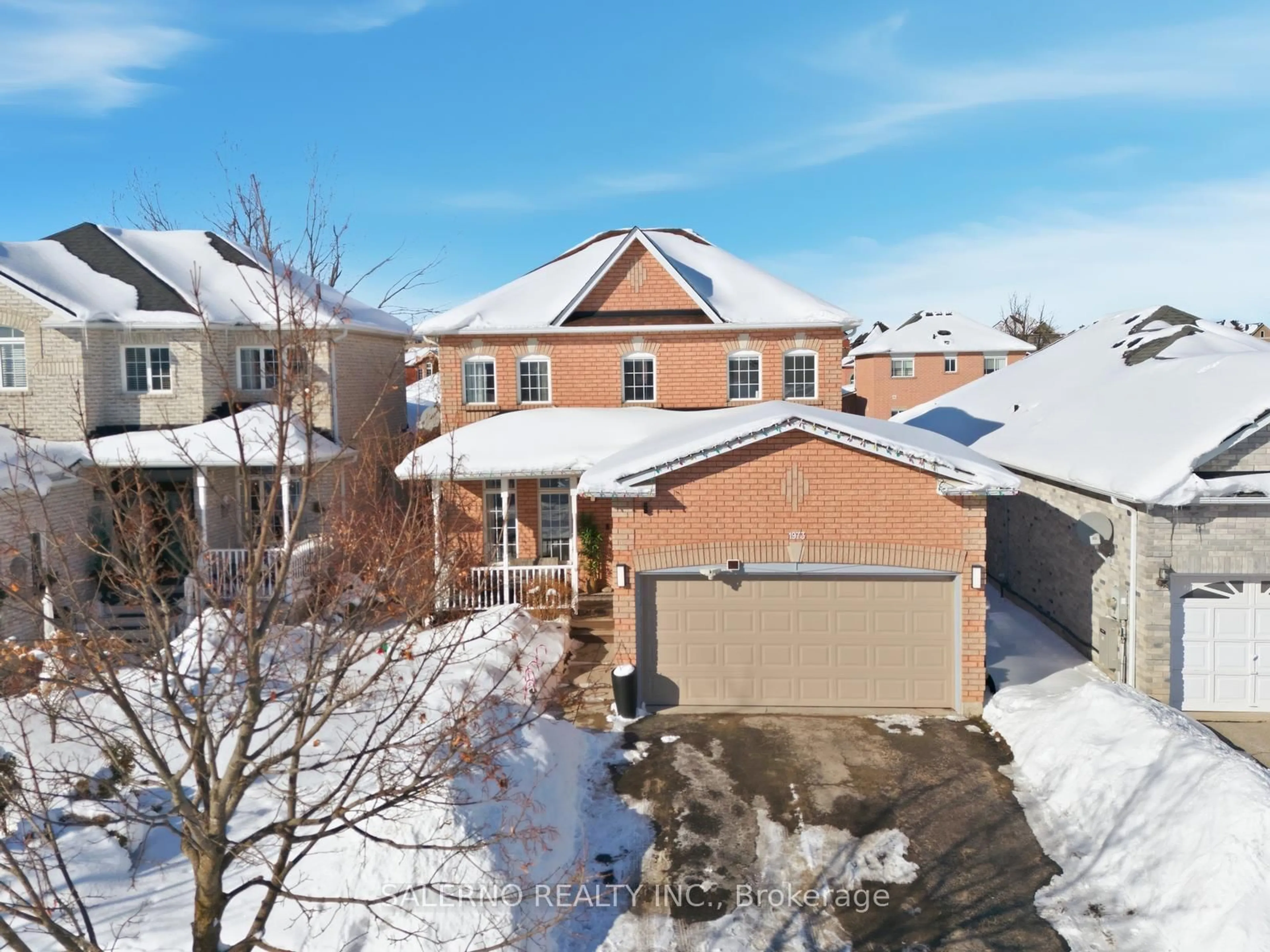 A pic from outside/outdoor area/front of a property/back of a property/a pic from drone, street for 1973 Emerald Crt, Innisfil Ontario L9S 2A2