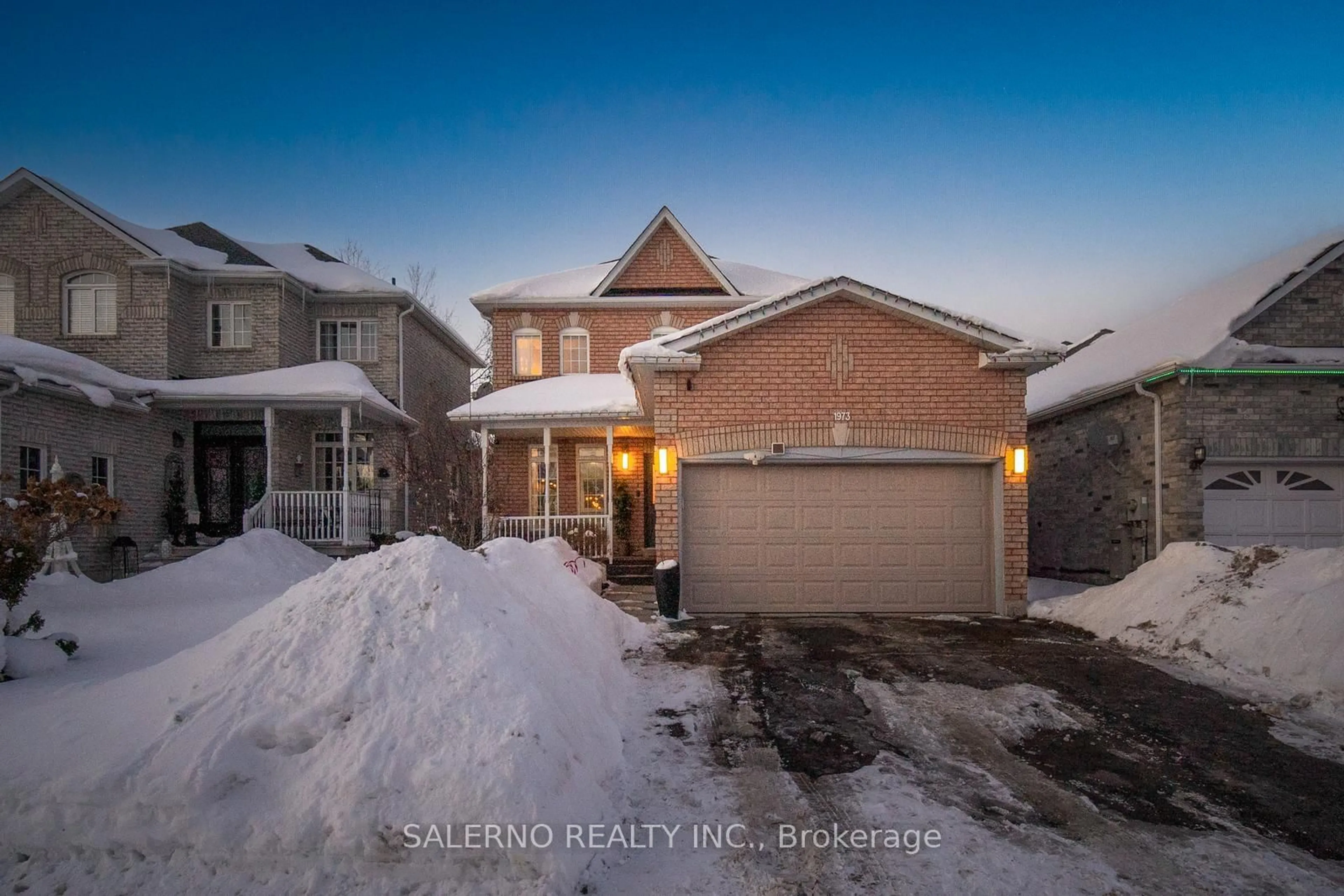 A pic from outside/outdoor area/front of a property/back of a property/a pic from drone, street for 1973 Emerald Crt, Innisfil Ontario L9S 2A2