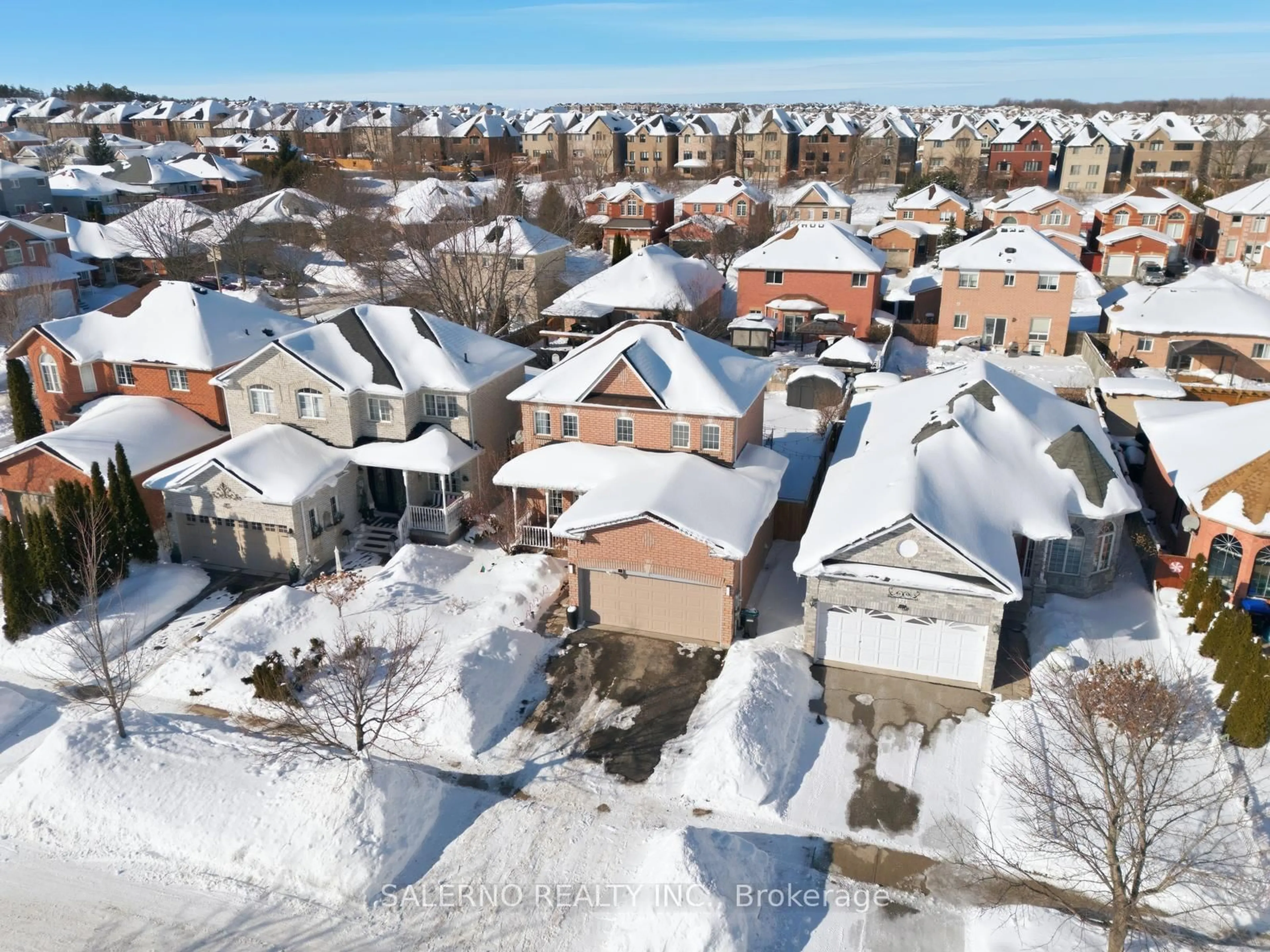 A pic from outside/outdoor area/front of a property/back of a property/a pic from drone, street for 1973 Emerald Crt, Innisfil Ontario L9S 2A2