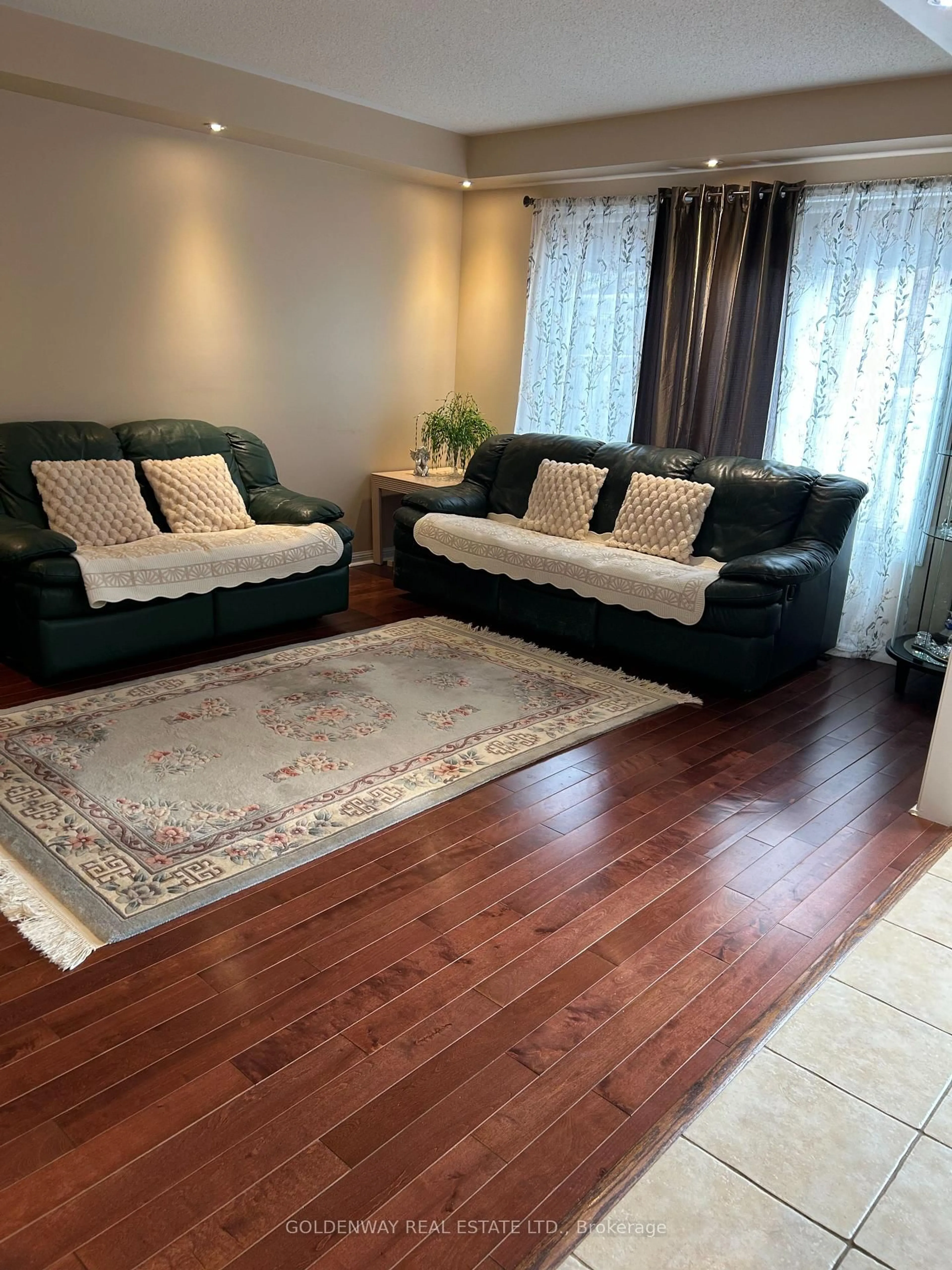 Living room with furniture, unknown for 127 Miltrose Cres, Whitchurch-Stouffville Ontario L4A 0R2