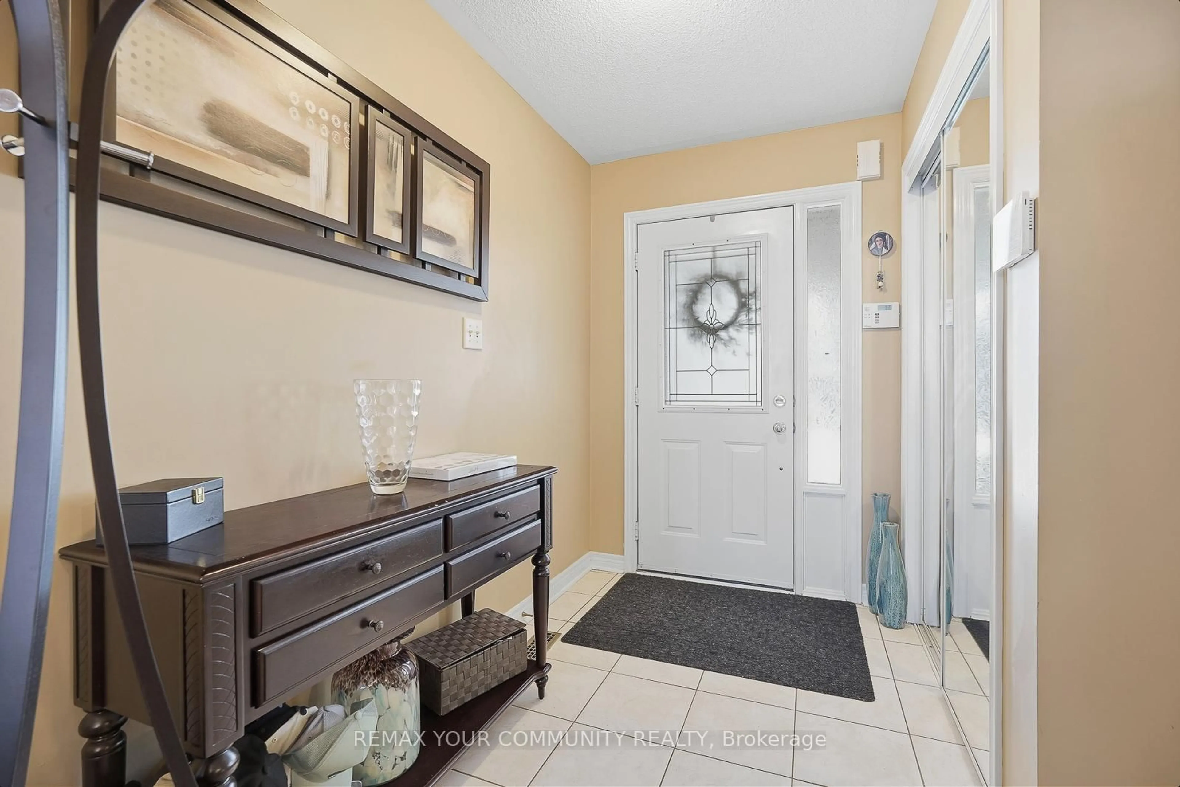 Indoor entryway for 94 Sunridge St, Richmond Hill Ontario L4E 3Z4