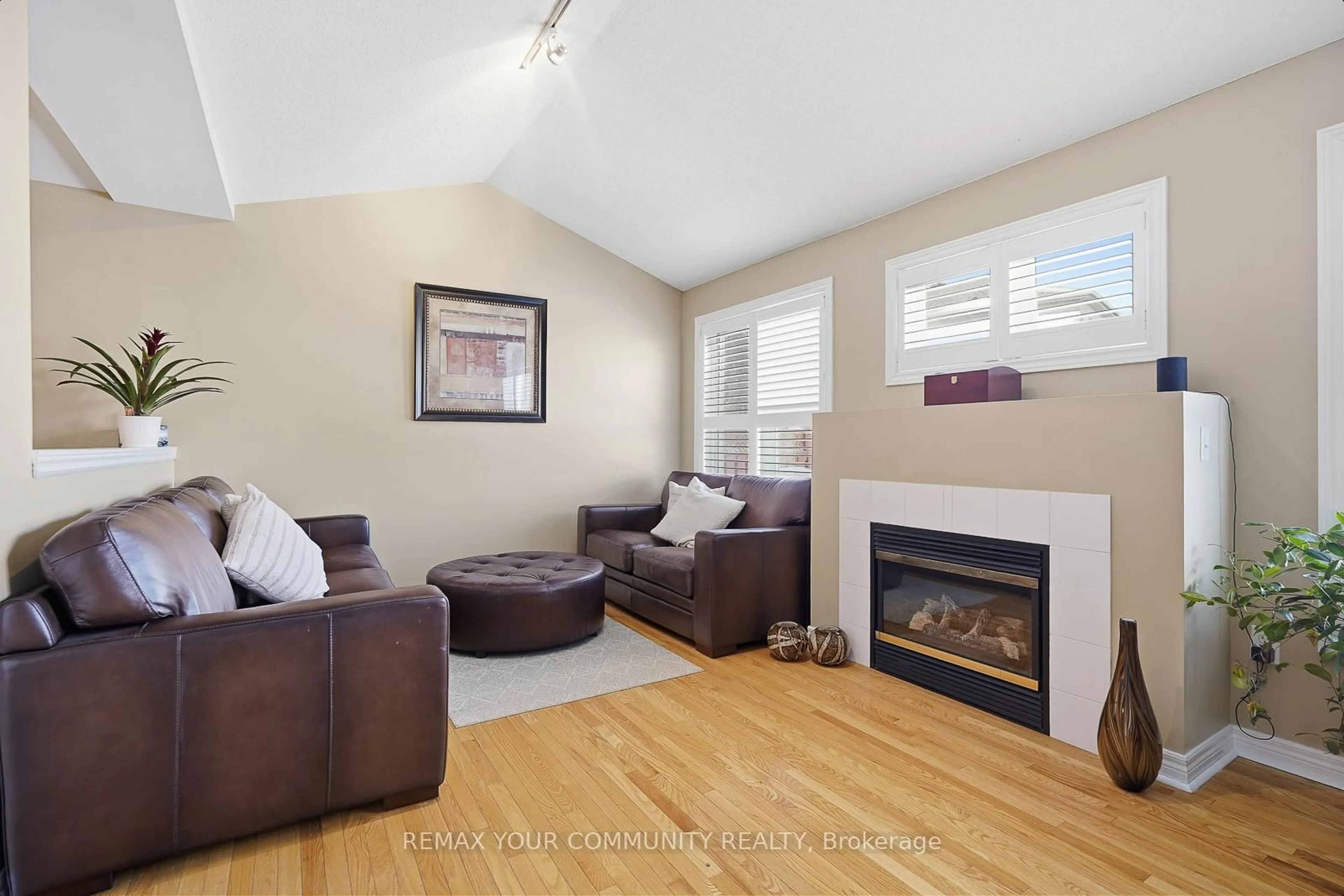 Living room with furniture, wood/laminate floor for 94 Sunridge St, Richmond Hill Ontario L4E 3Z4