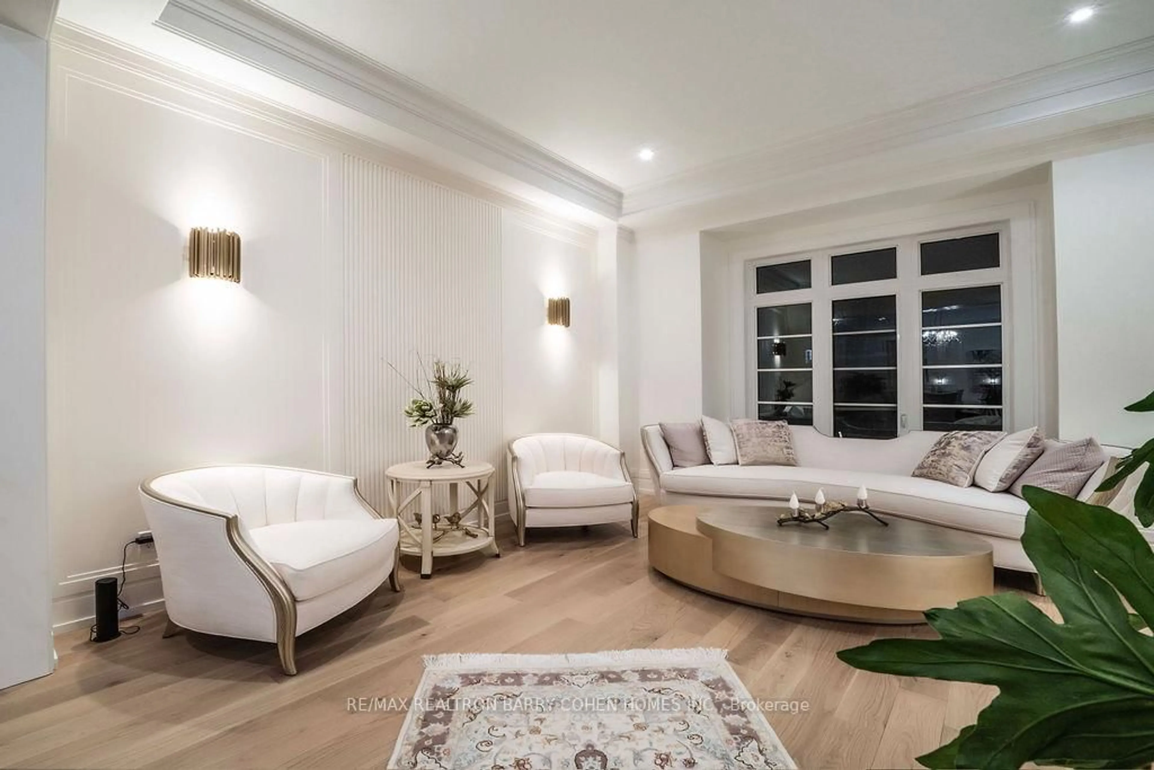 Living room with furniture, unknown for 25 Calla Tr, Aurora Ontario L4G 6W4