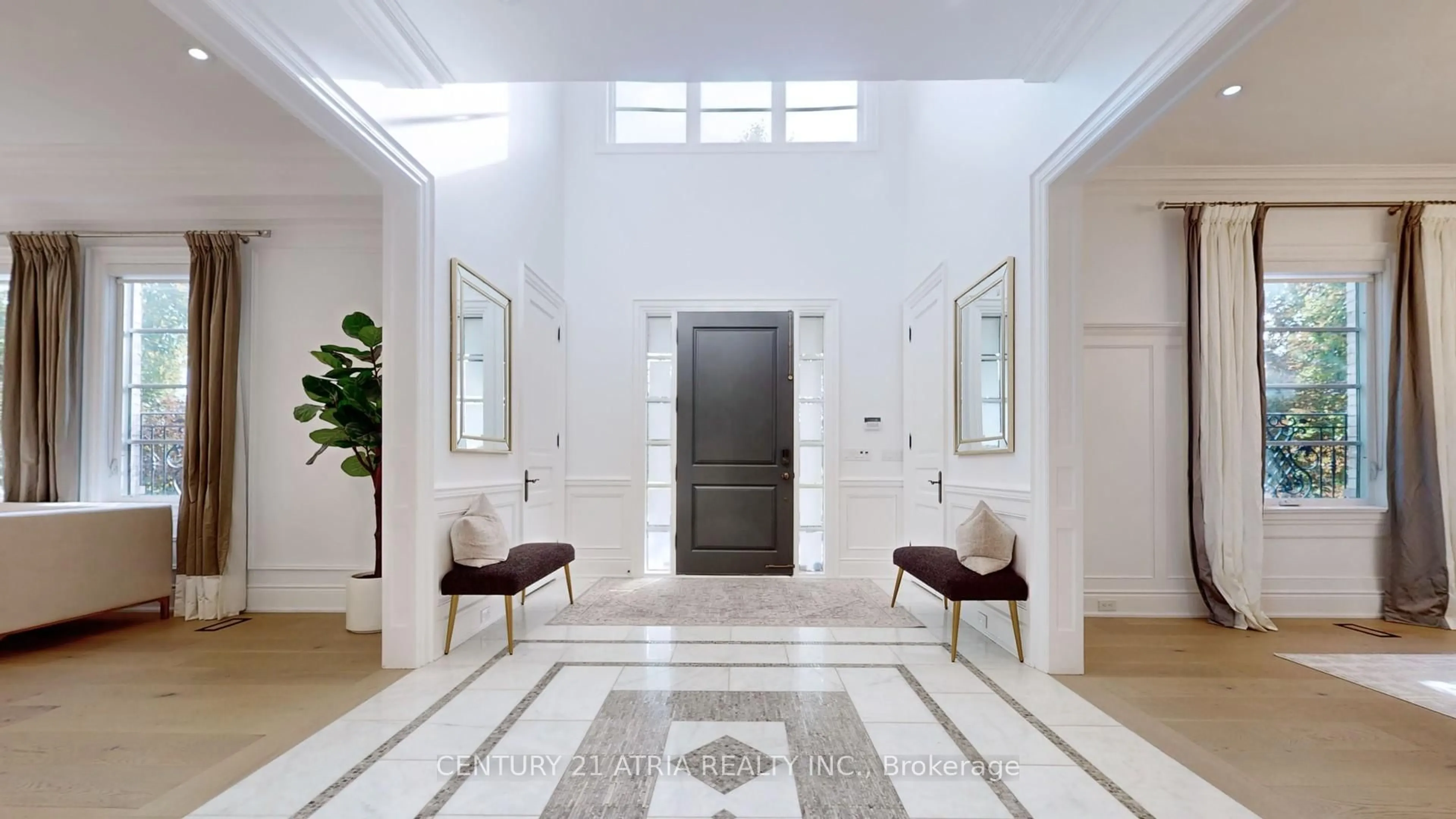 Indoor foyer for 111 Lake Woods Dr, Whitchurch-Stouffville Ontario L4A 1P1