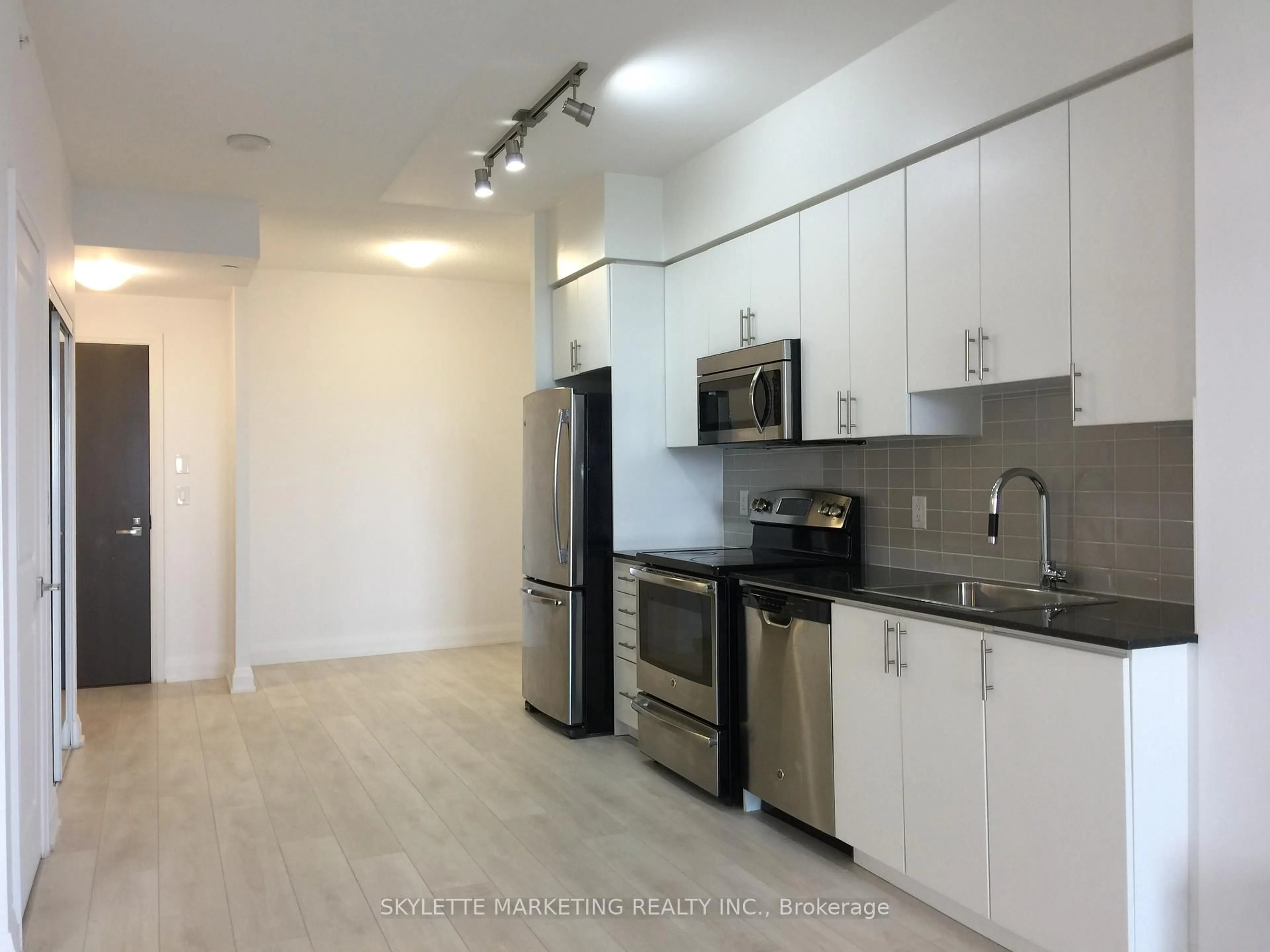 Standard kitchen, unknown for 7161 Yonge St ##1427, Markham Ontario L3T 0C8
