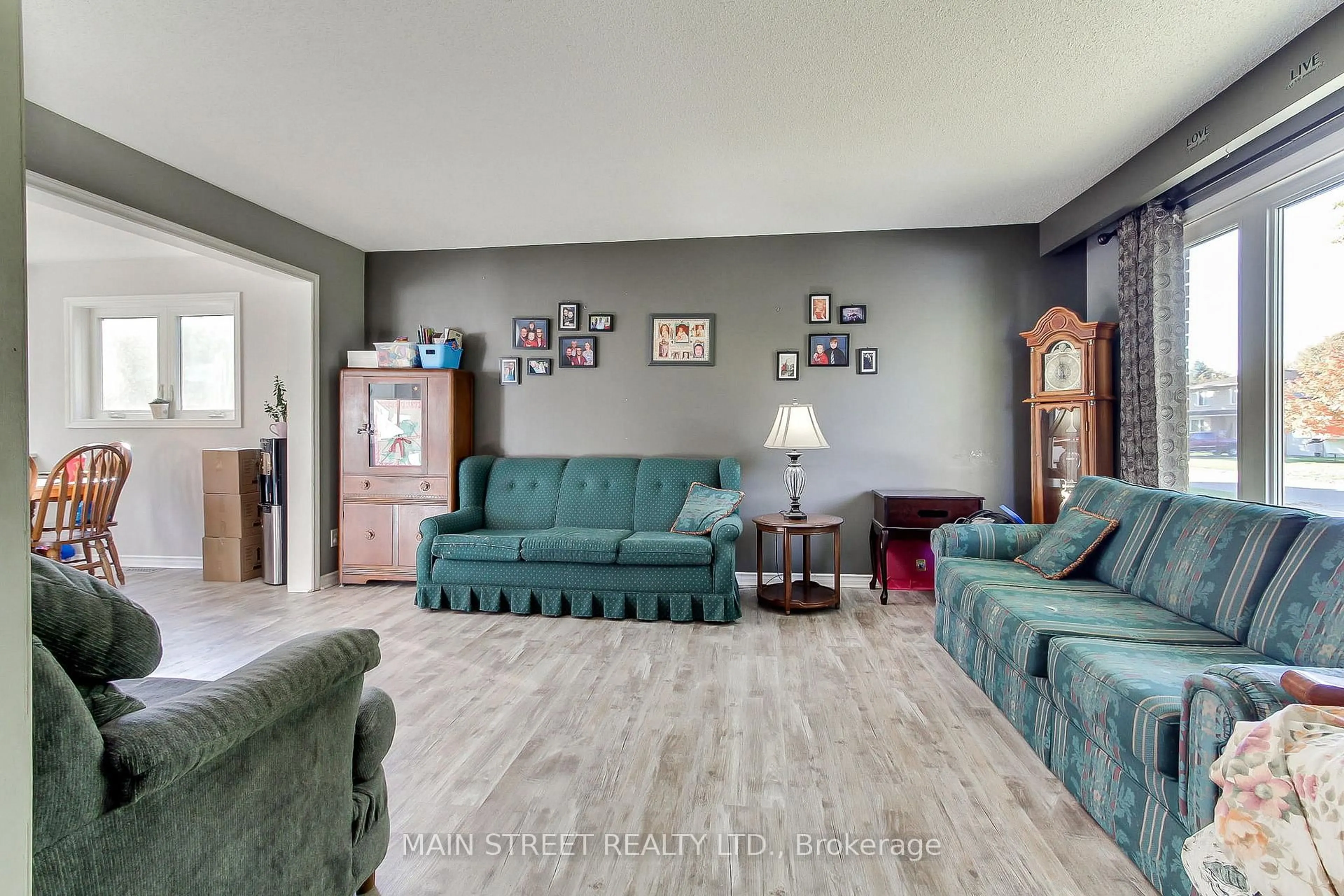 Living room with furniture, unknown for 16 Ramsay St, East Gwillimbury Ontario L0G 1H0