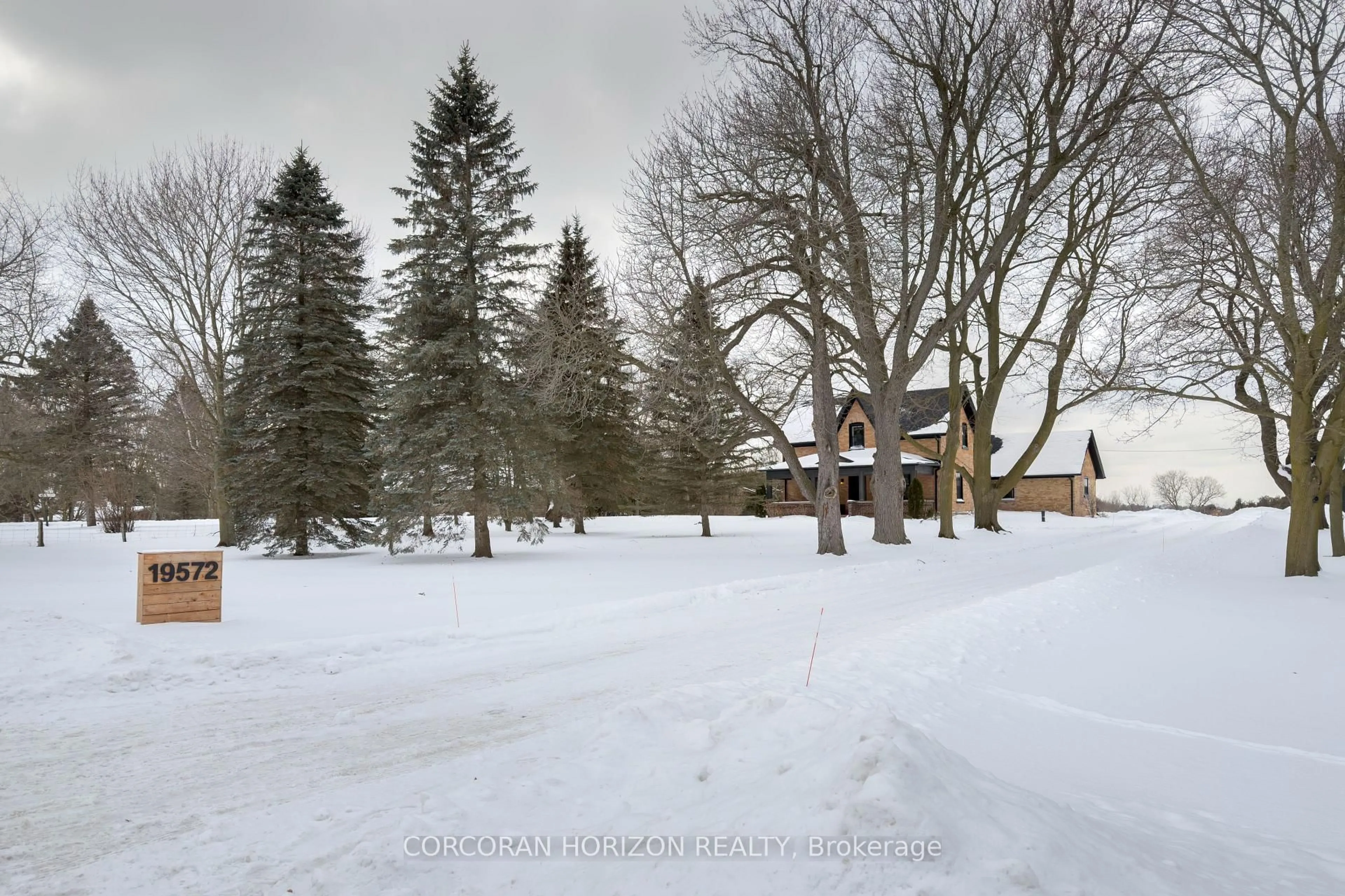 Unknown for 19572 Centre St, East Gwillimbury Ontario L0G 1M0