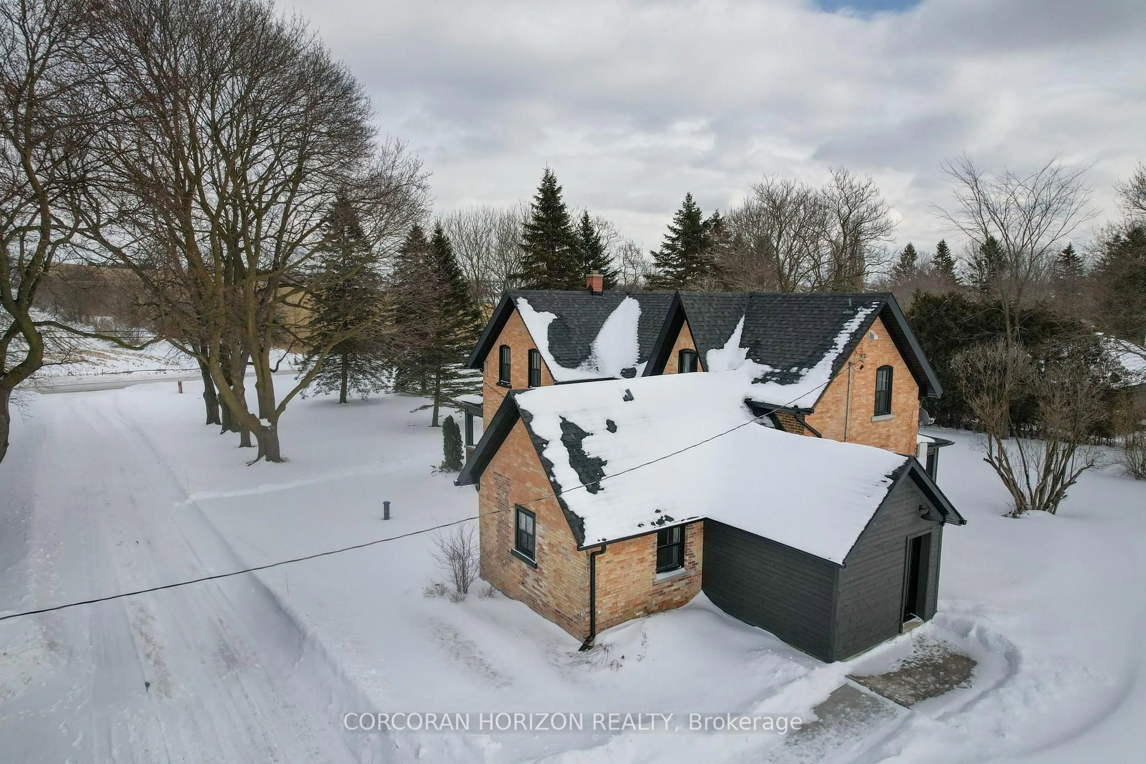 A pic from outside/outdoor area/front of a property/back of a property/a pic from drone, street for 19572 Centre St, East Gwillimbury Ontario L0G 1M0