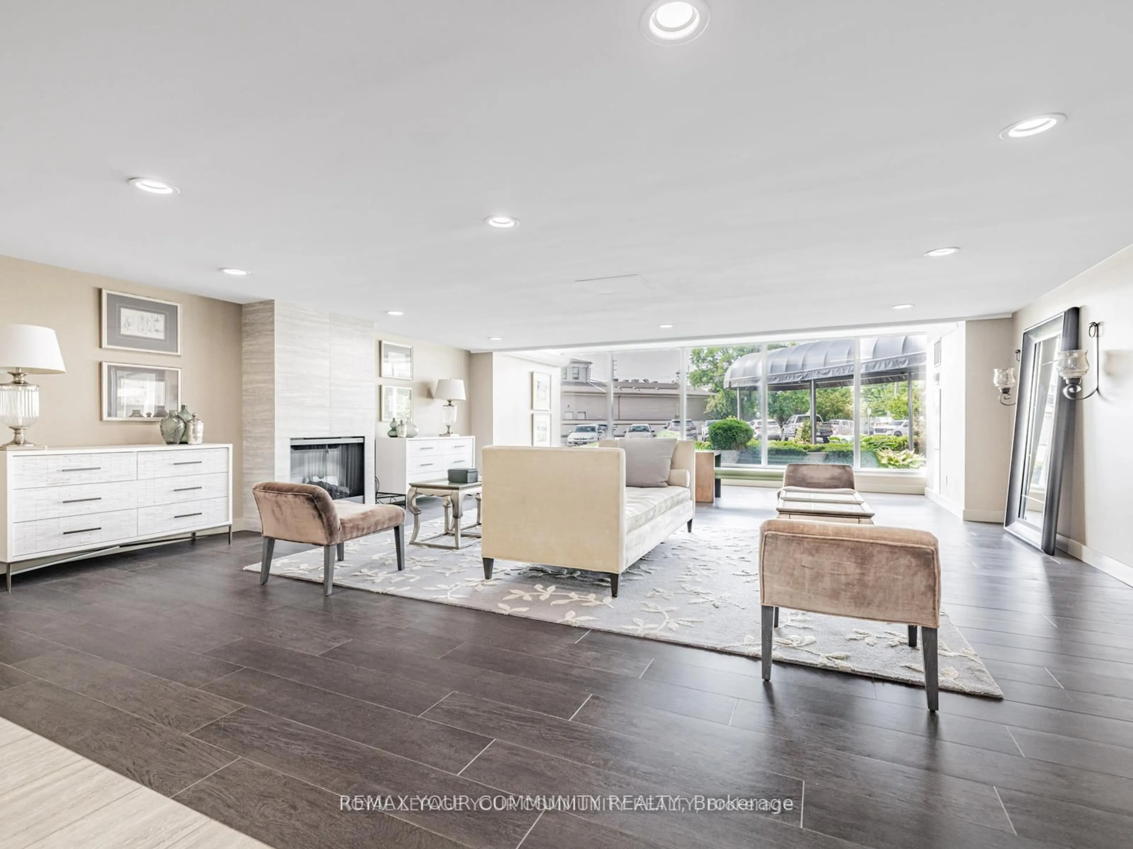 Living room with furniture, ceramic/tile floor for 7811 Yonge St #508, Markham Ontario L3T 4S3