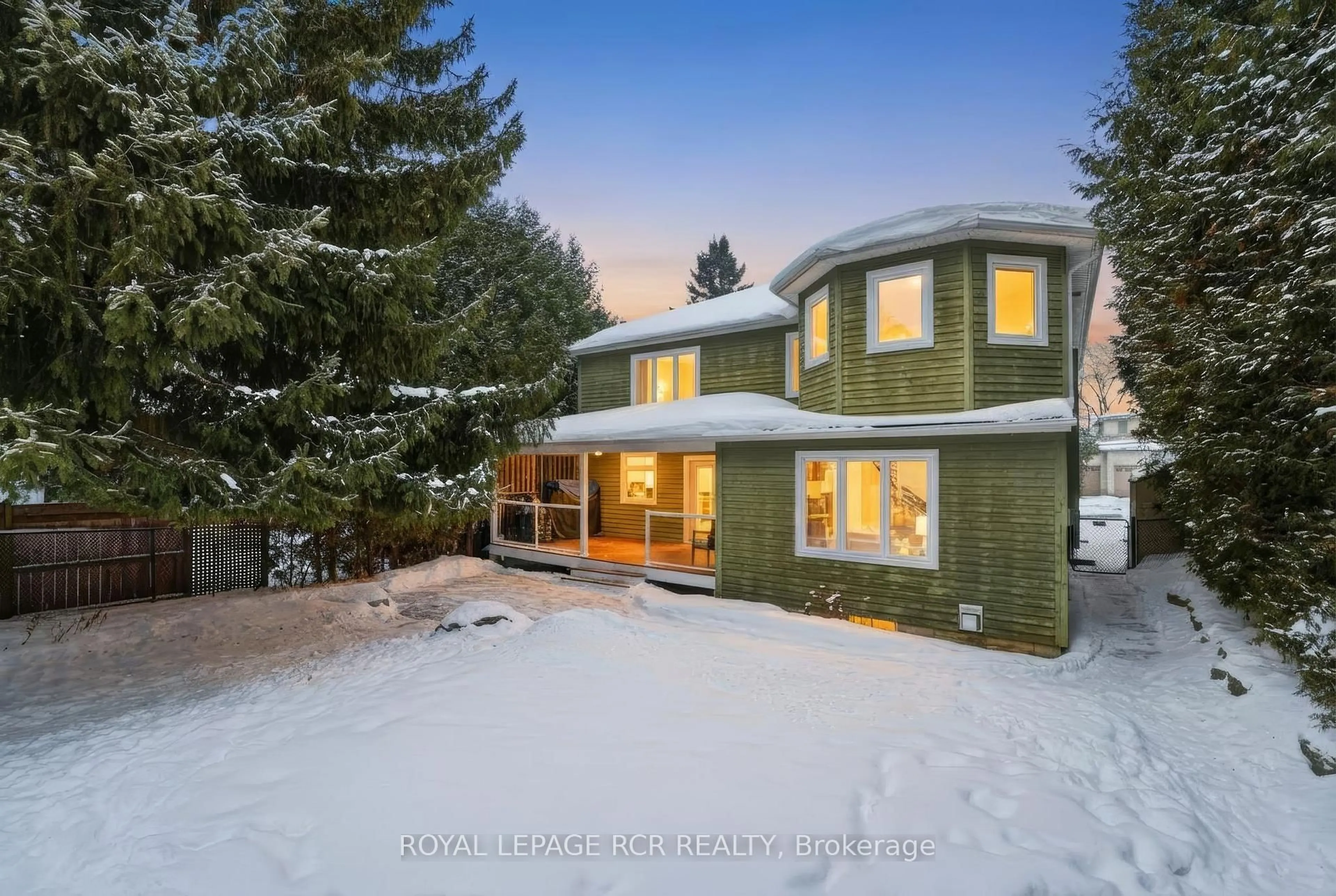 A pic from outside/outdoor area/front of a property/back of a property/a pic from drone, unknown for 117 Tyler St, Aurora Ontario L4G 2N4