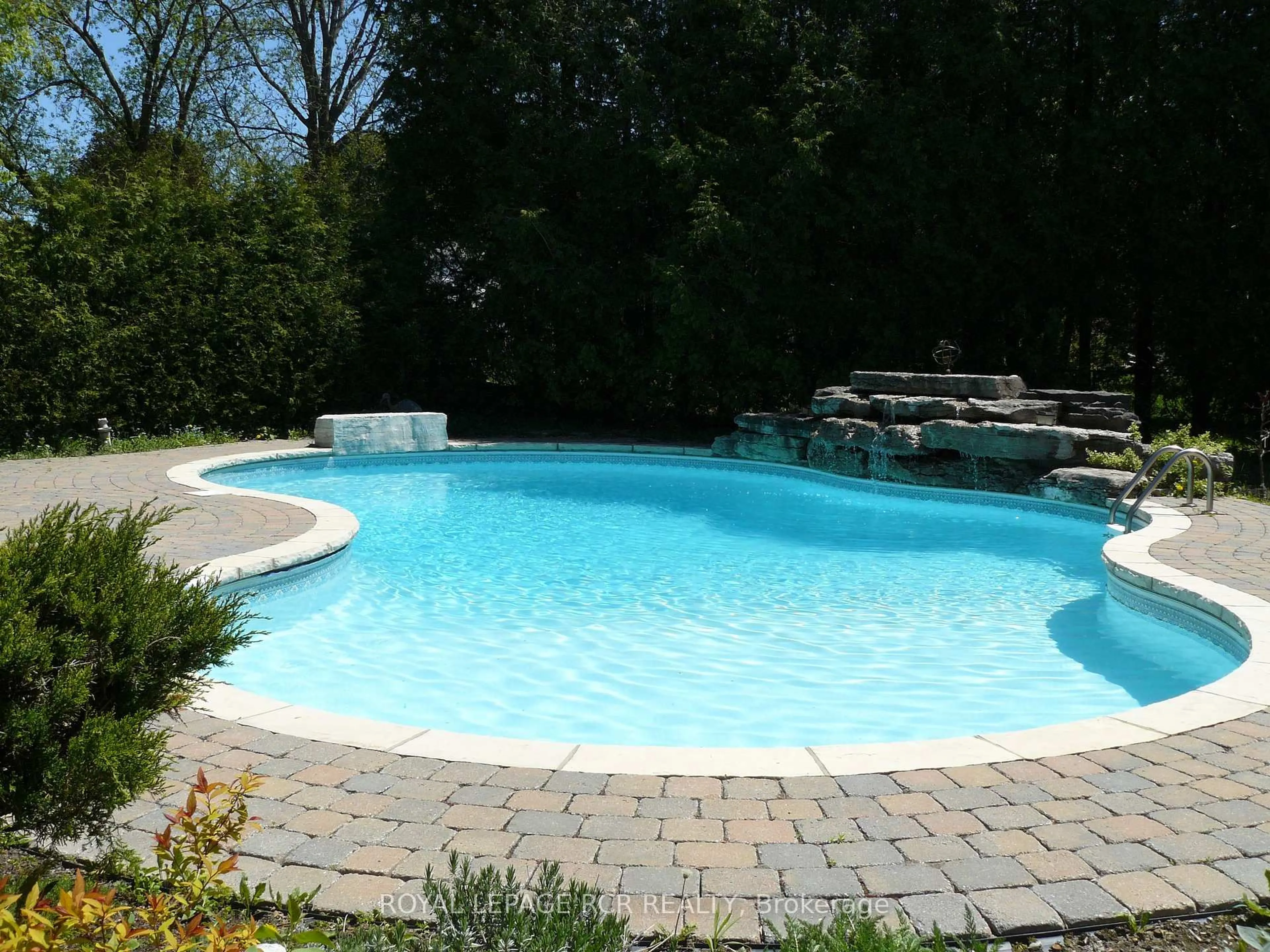Pool for 117 Tyler St, Aurora Ontario L4G 2N4