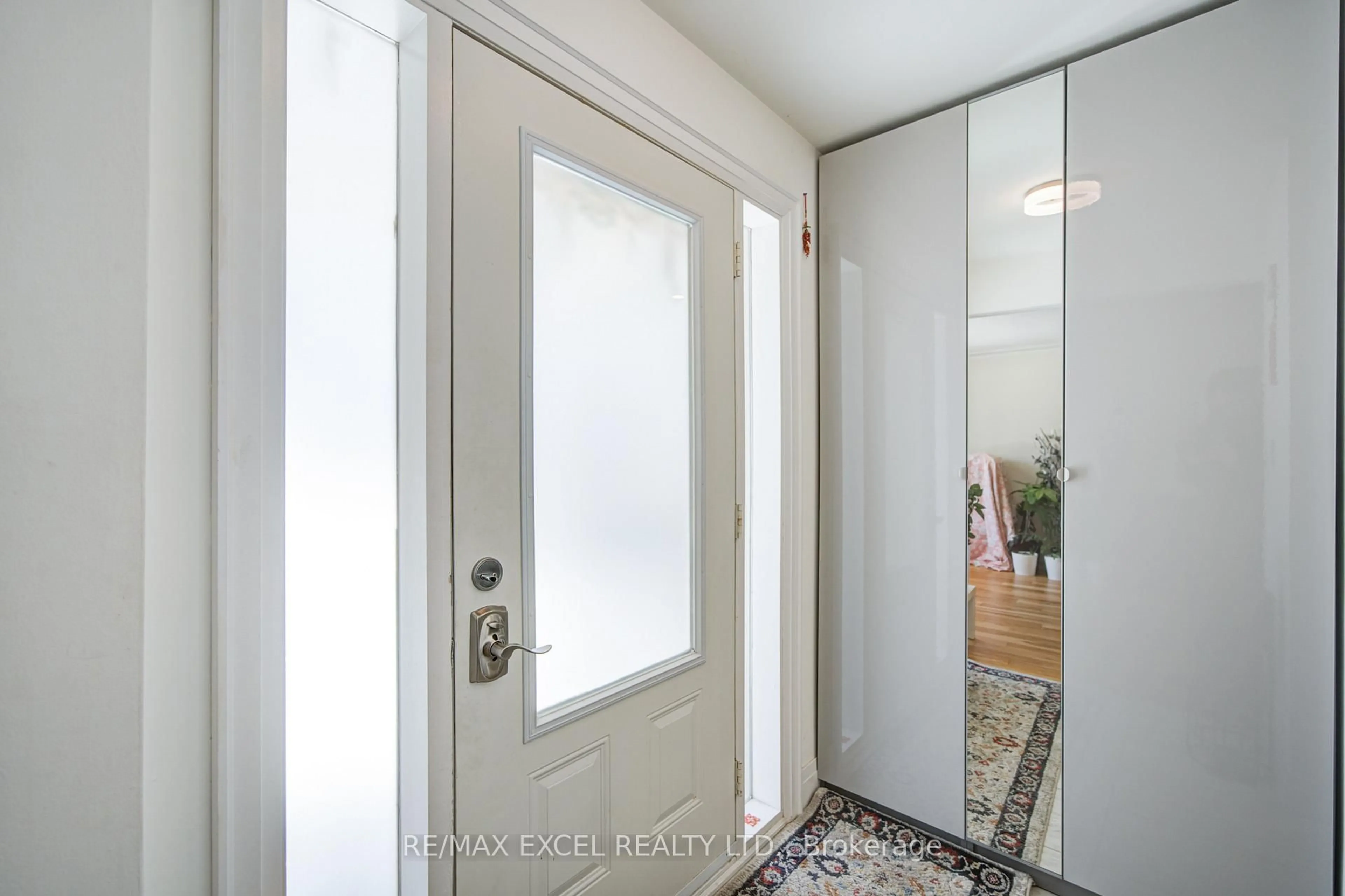 Indoor entryway for 80 Sherwood Forest Dr, Markham Ontario L3P 1R1