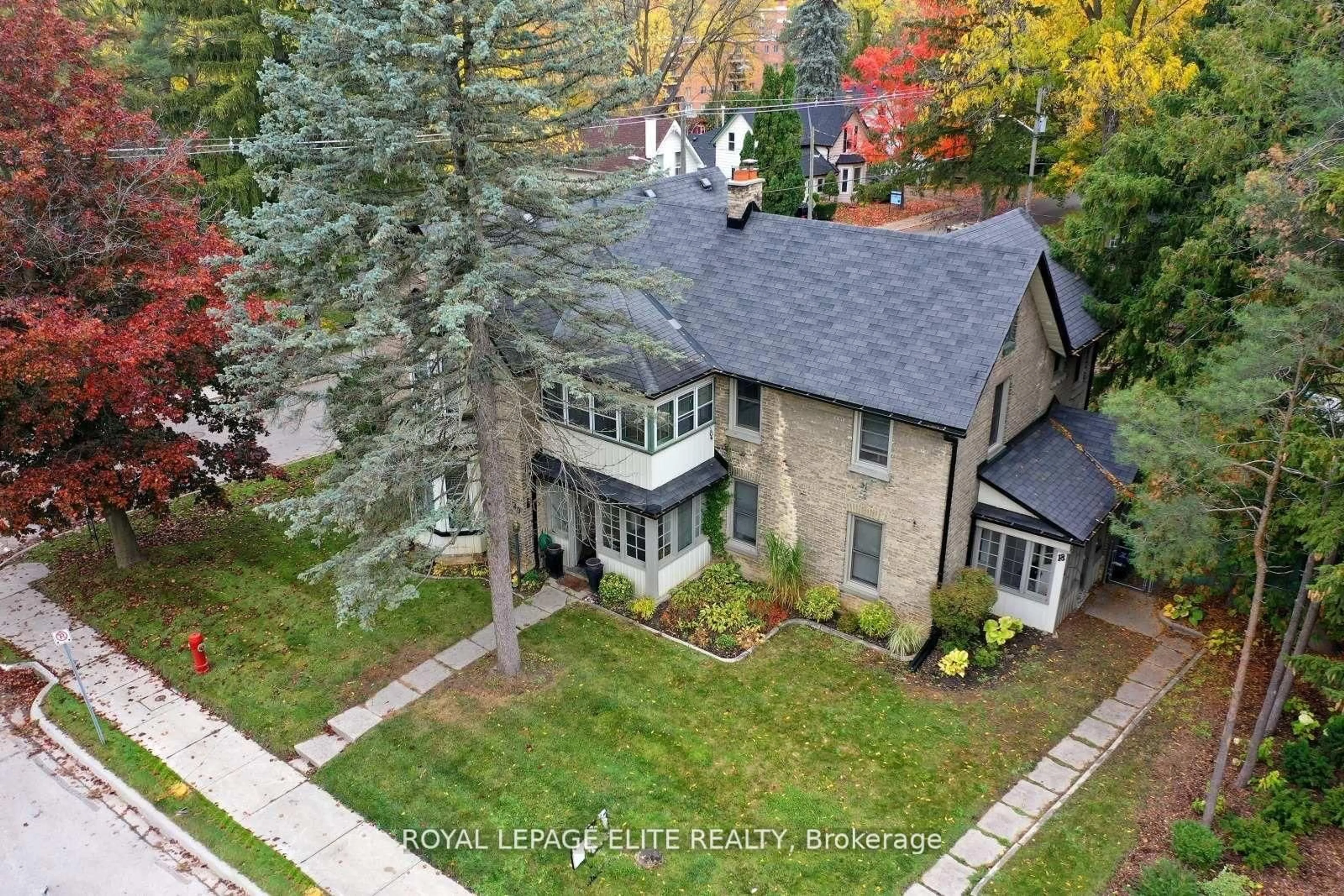 A pic from outside/outdoor area/front of a property/back of a property/a pic from drone, street for 18-20 Reuben St, Aurora Ontario L4G 2M2