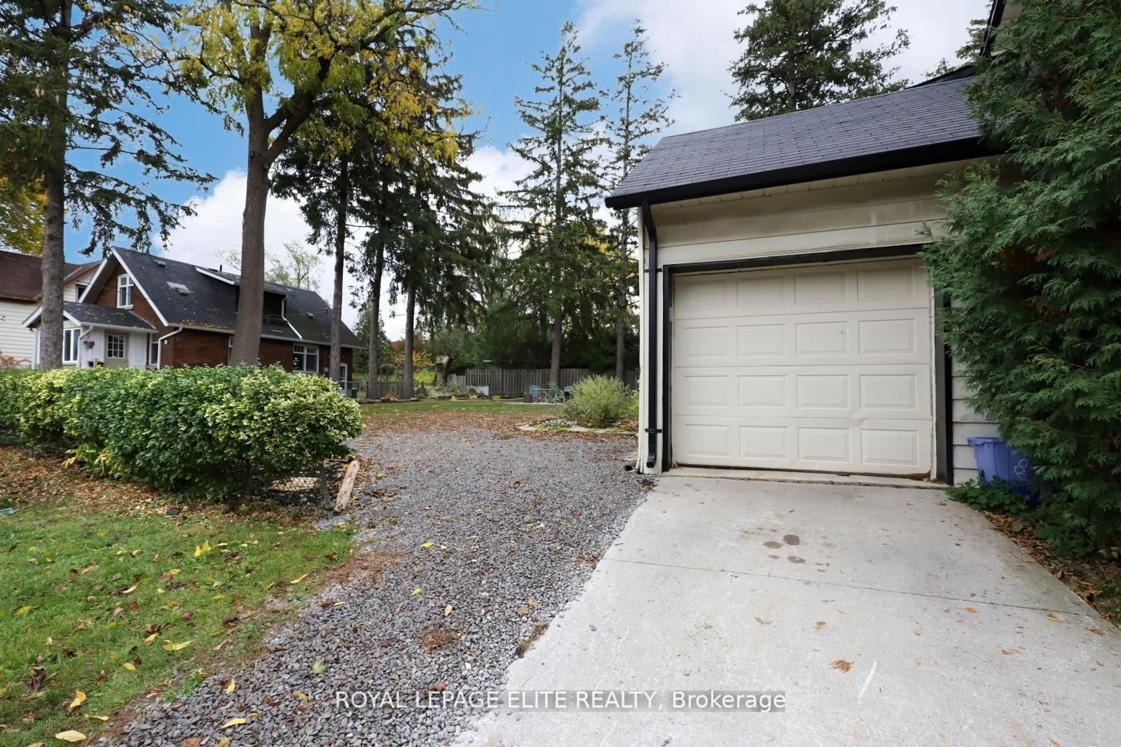 A pic from outside/outdoor area/front of a property/back of a property/a pic from drone, street for 18-20 Reuben St, Aurora Ontario L4G 2M2