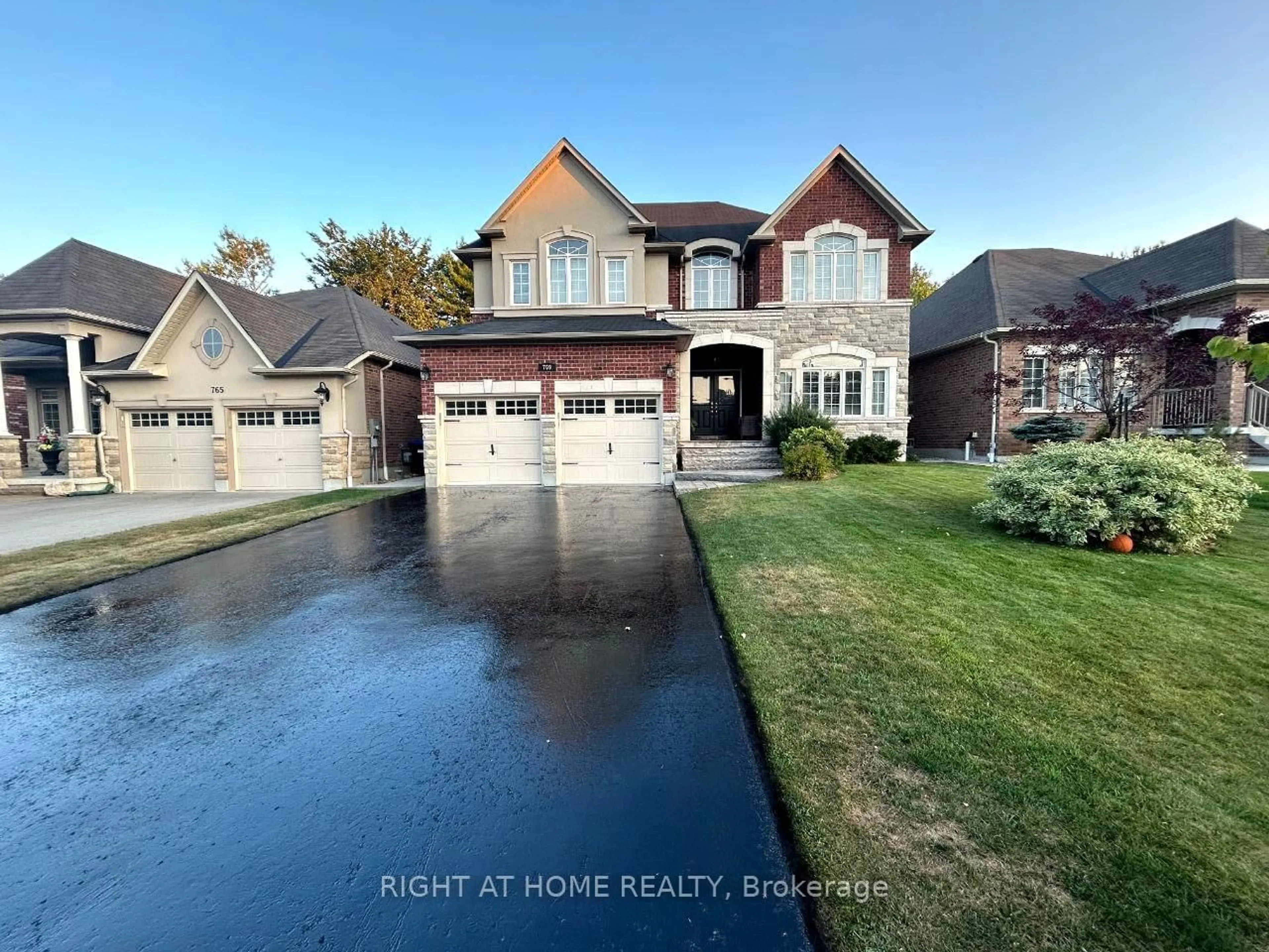 A pic from outside/outdoor area/front of a property/back of a property/a pic from drone, street for 769 Freemont Crt, Innisfil Ontario L9S 0K4