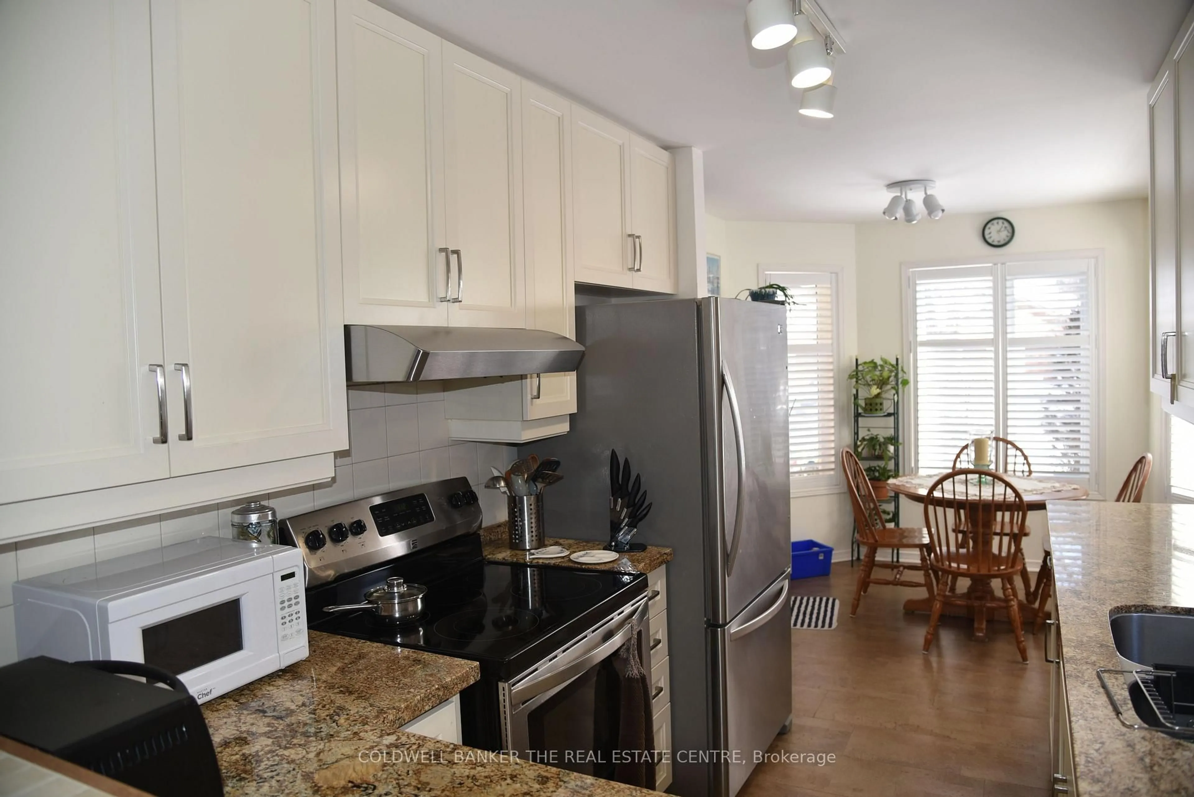 Standard kitchen, unknown for 110 Riverview Rd, New Tecumseth Ontario L9R 1S4