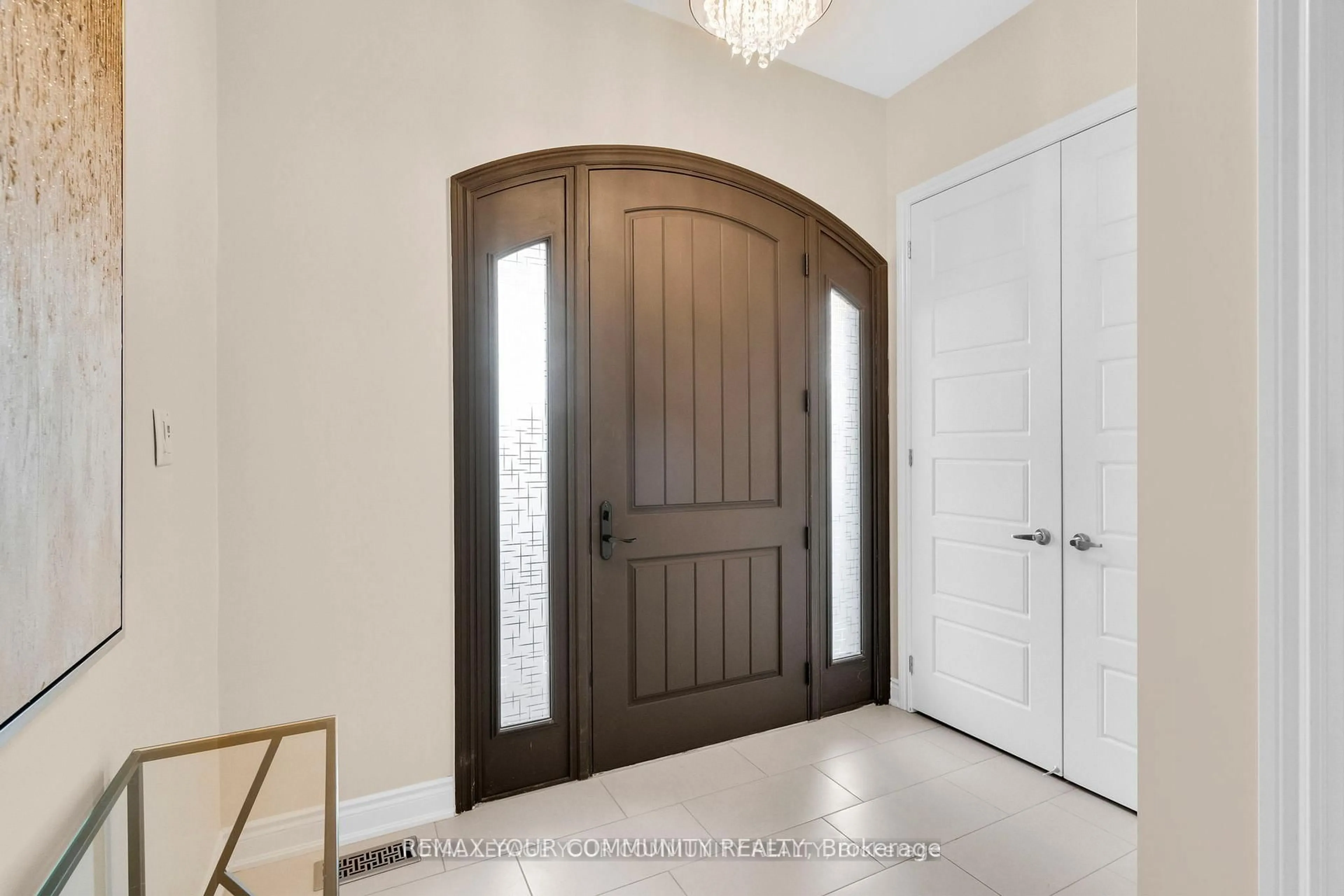 Indoor entryway for 8 King Blvd, King Ontario L7B 0P4