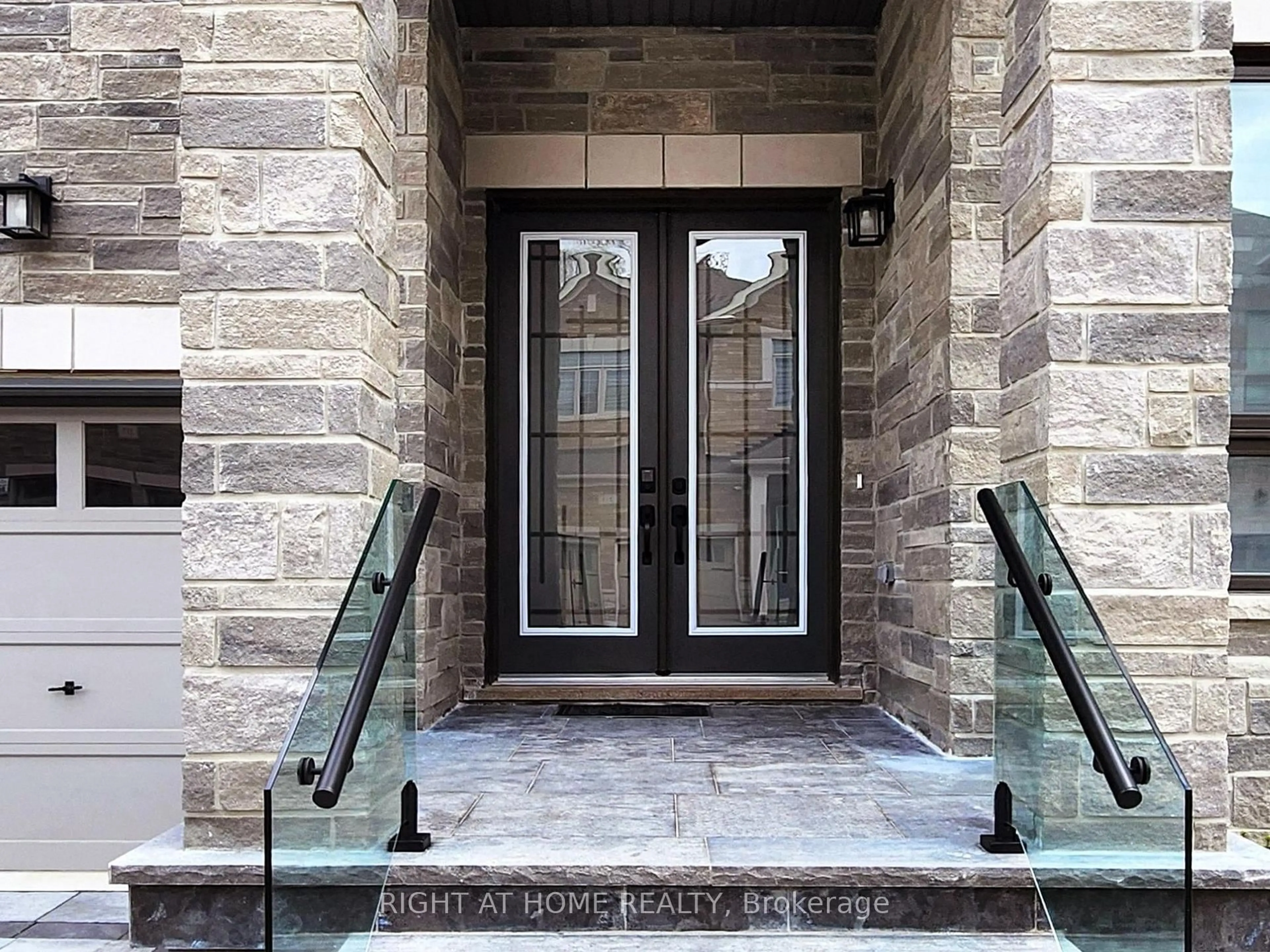Indoor entryway for 216 Sunset Vista Crt, Aurora Ontario L4G 3Y1