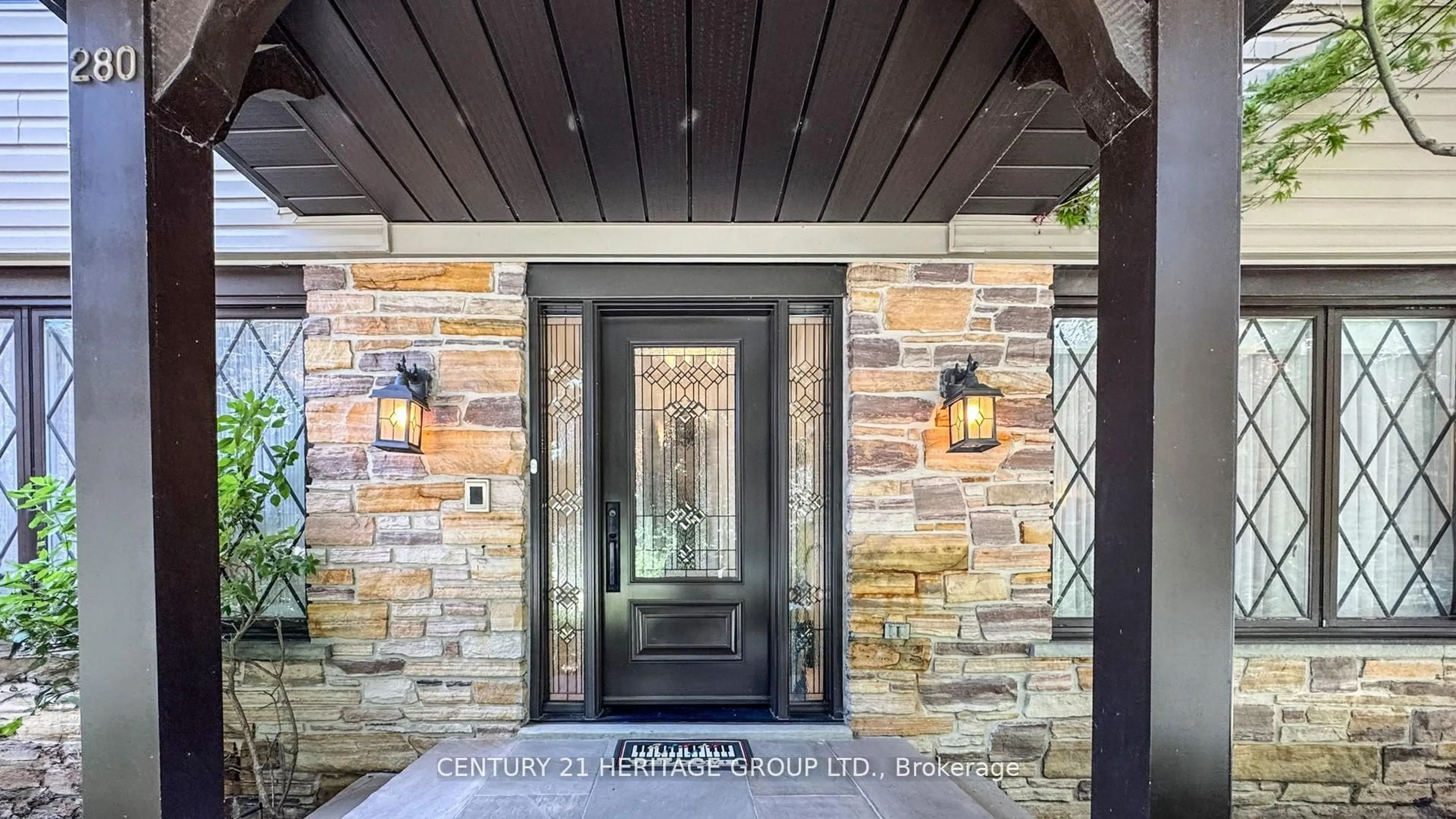 Indoor entryway for 280 Henderson Ave, Markham Ontario L3T 2M2