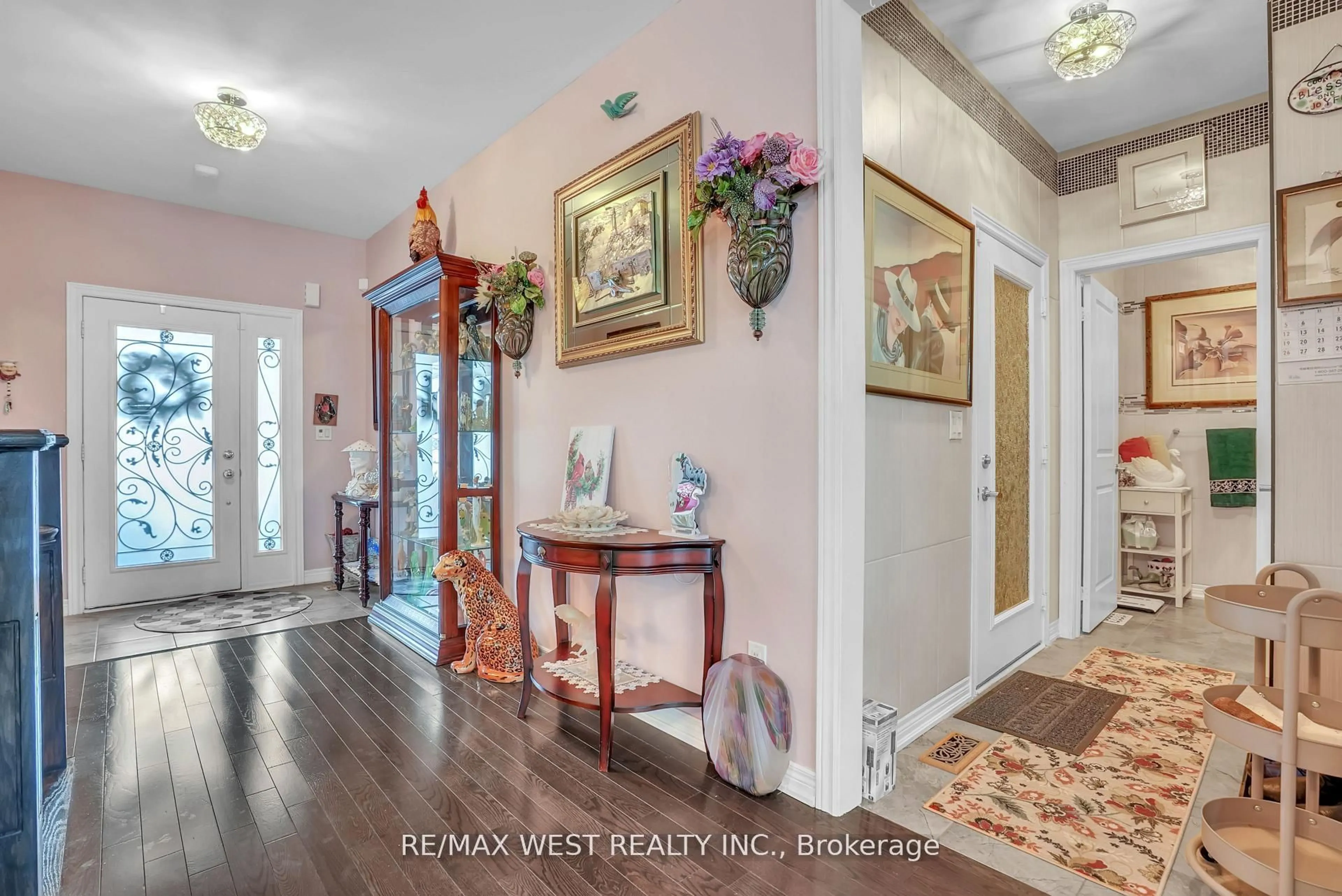 Indoor entryway for 126 Kingsmere Cres, New Tecumseth Ontario L9R 0K8