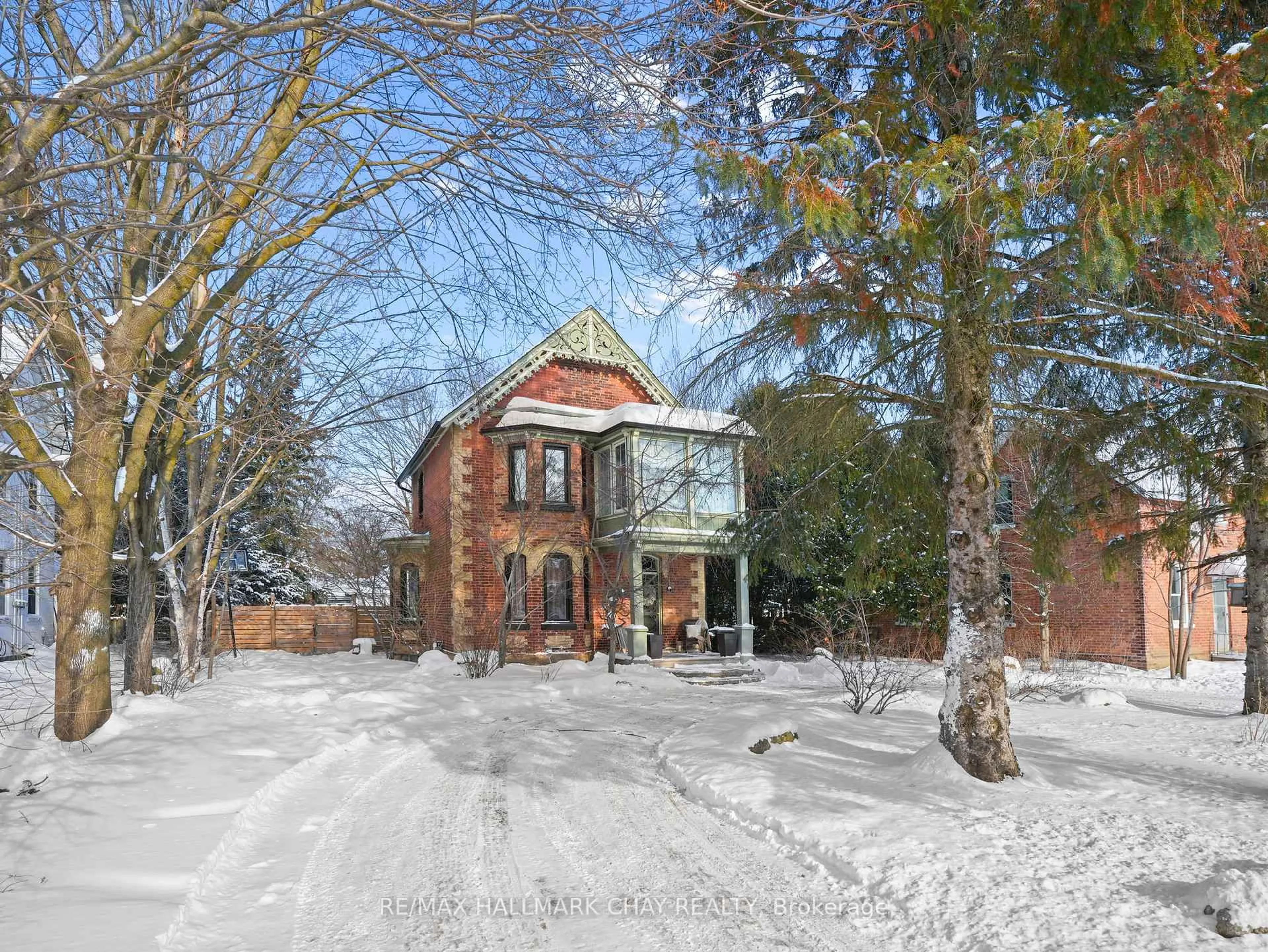 A pic from outside/outdoor area/front of a property/back of a property/a pic from drone, street for 134 Victoria St, New Tecumseth Ontario L9R 1K6