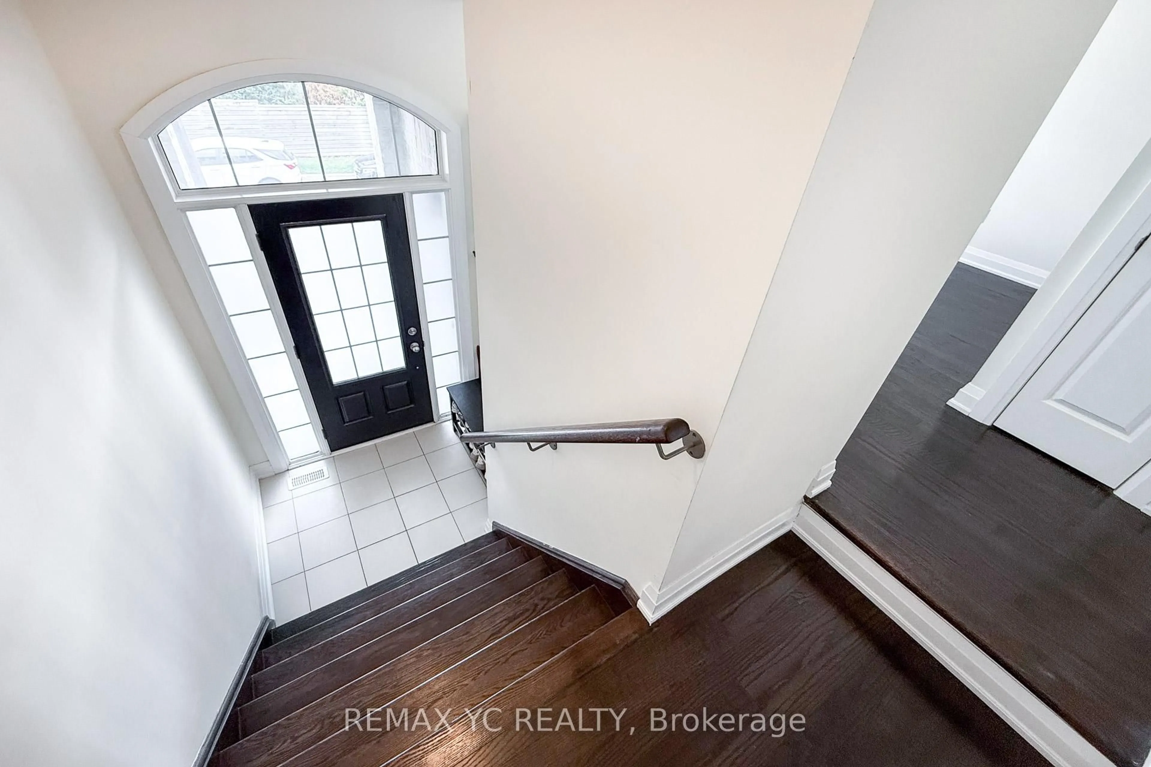 Indoor entryway for 33 Duncombe Lane, Richmond Hill Ontario L4C 1C2