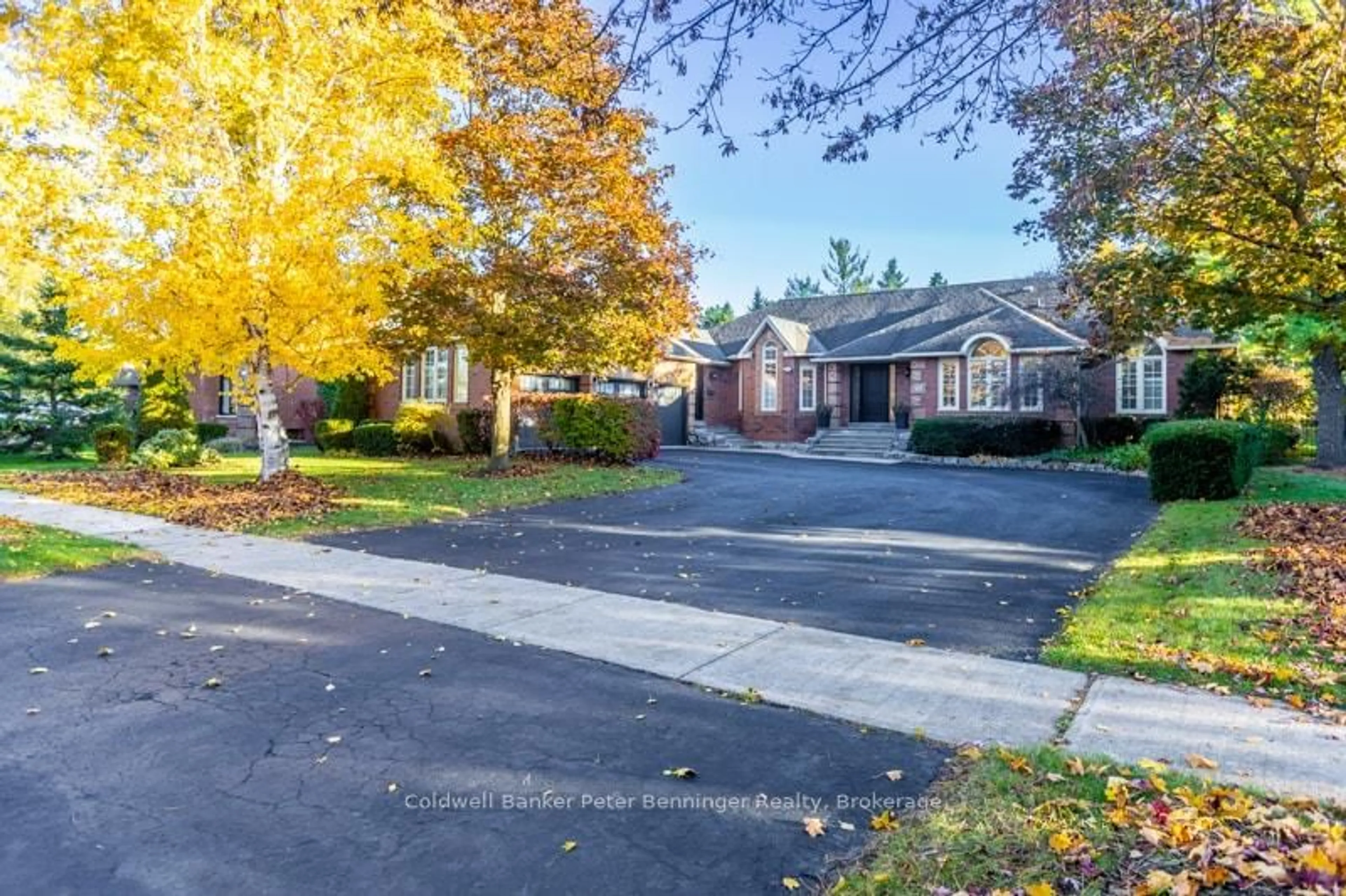 A pic from outside/outdoor area/front of a property/back of a property/a pic from drone, street for 152 Treegrove Circ, Aurora Ontario L4G 6M1