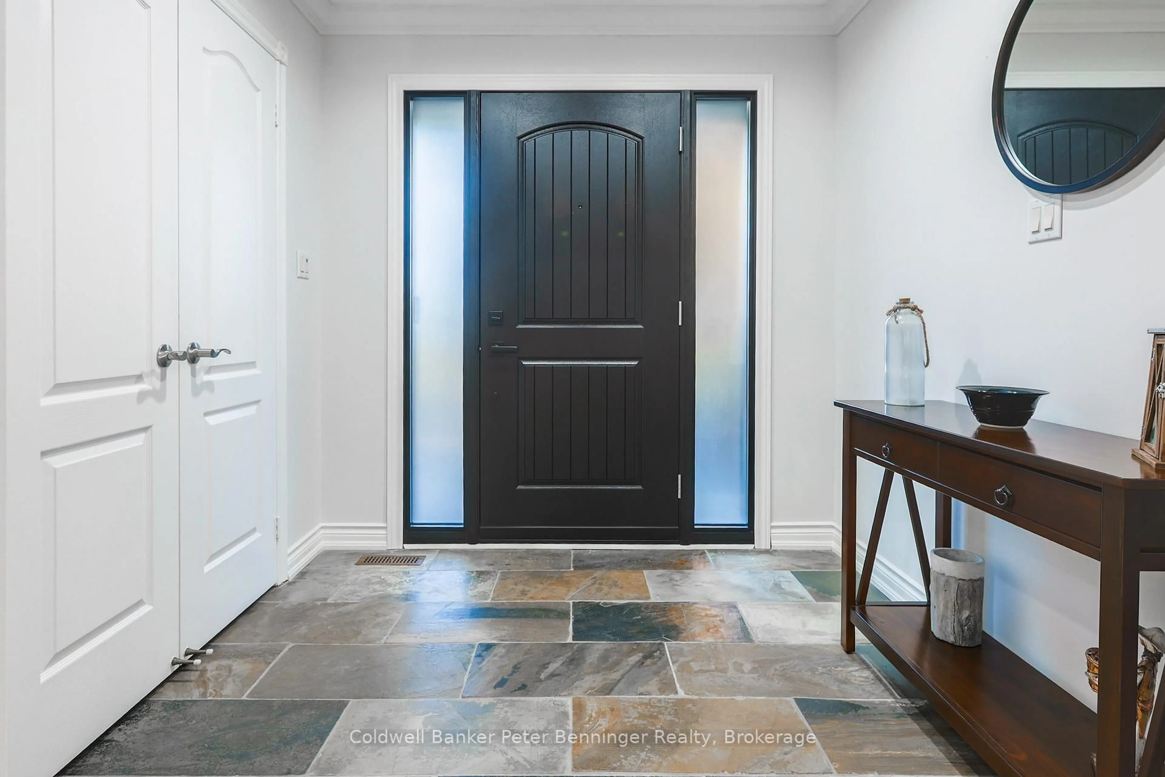 Indoor entryway for 152 Treegrove Circ, Aurora Ontario L4G 6M1