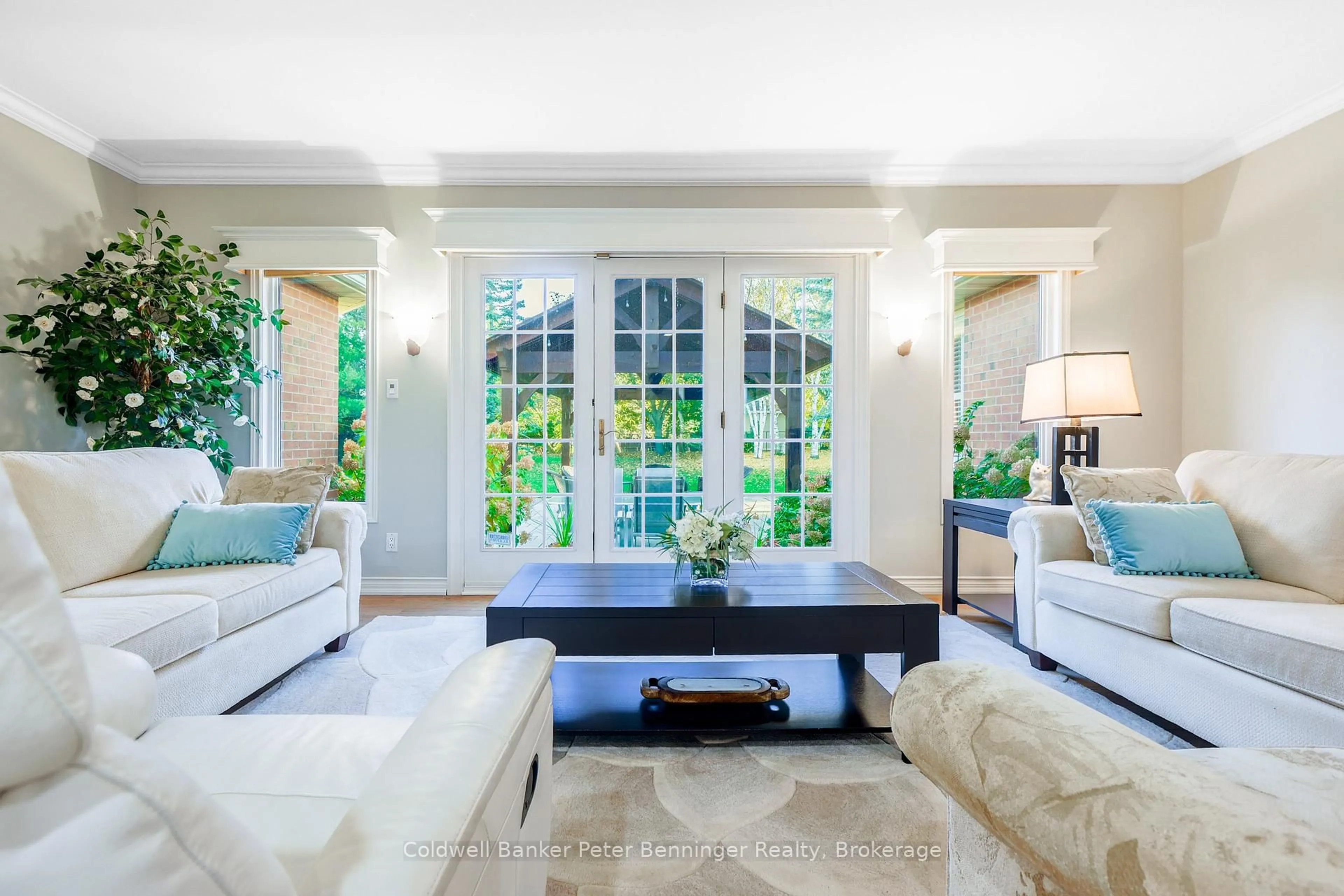 Living room with furniture, ceramic/tile floor for 152 Treegrove Circ, Aurora Ontario L4G 6M1