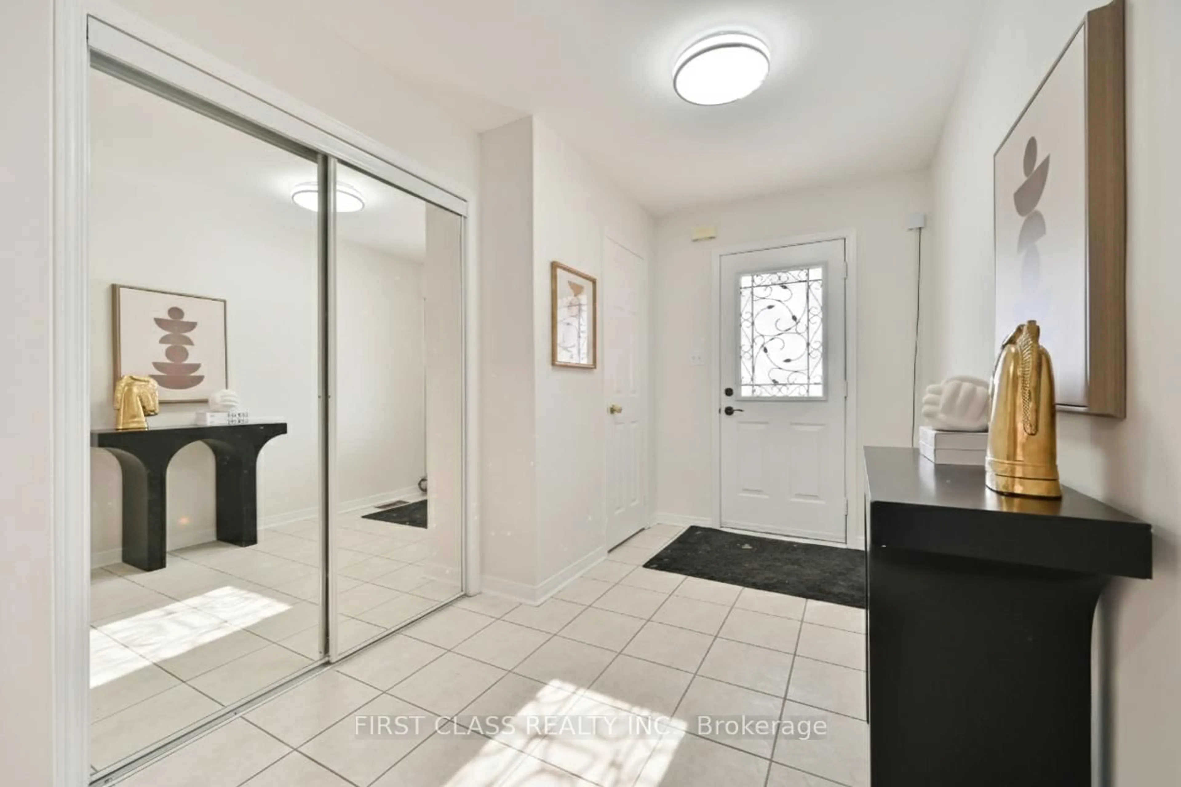 Indoor entryway for 747 Joe Persechini Dr, Newmarket Ontario L3X 2S6