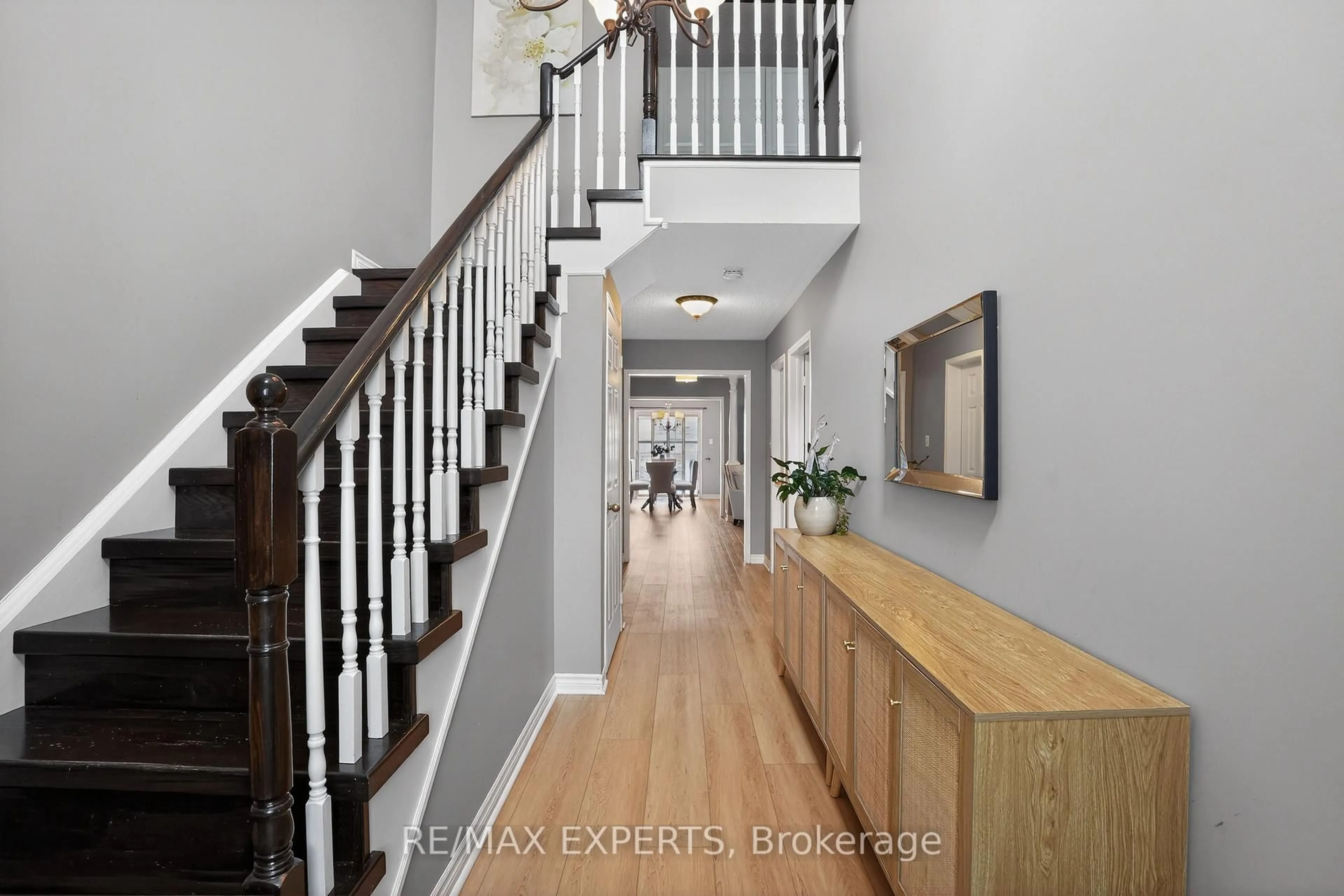 Indoor entryway for 19 Cassia Cres, Vaughan Ontario L6A 3N4