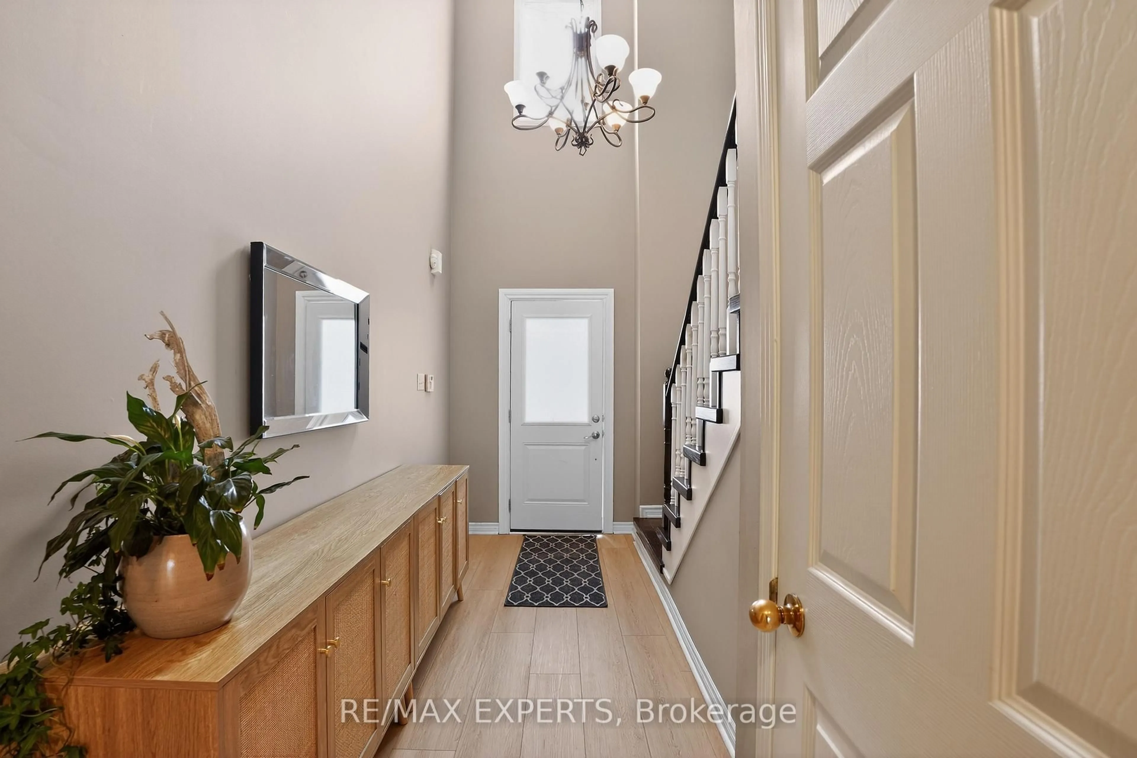 Indoor entryway for 19 Cassia Cres, Vaughan Ontario L6A 3N4