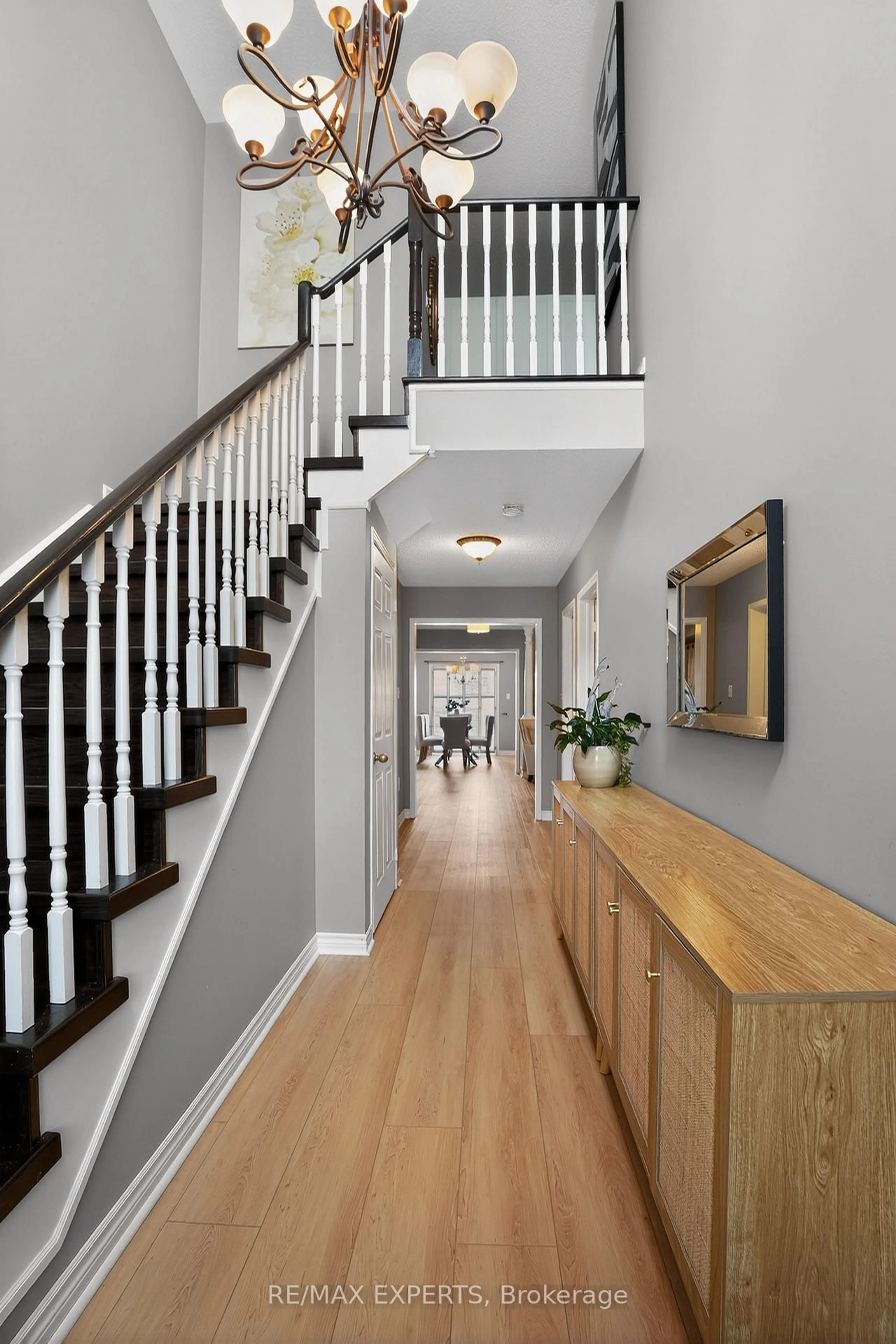 Indoor entryway for 19 Cassia Cres, Vaughan Ontario L6A 3N4