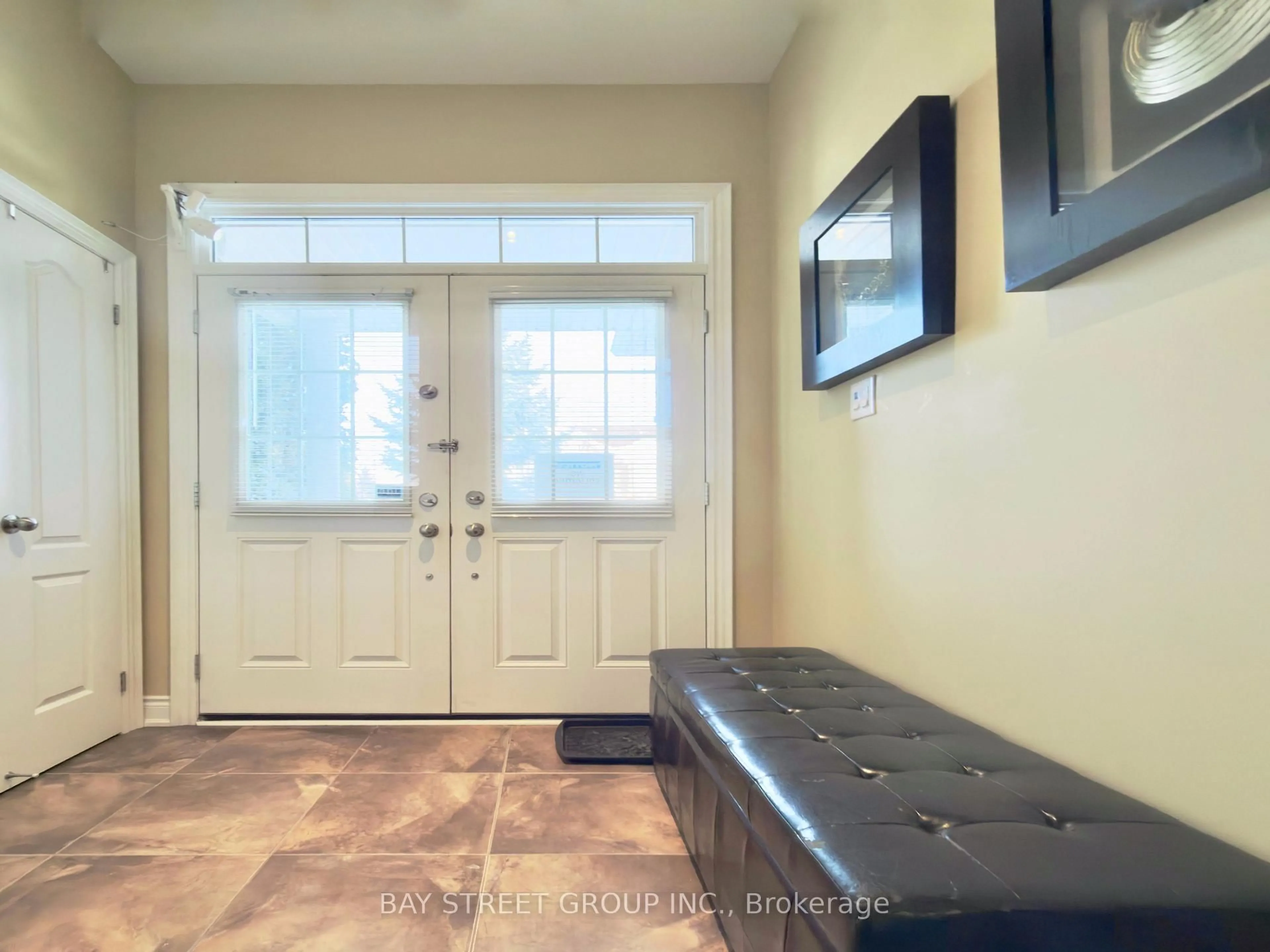 Indoor entryway for 6 Welter Crt, Richmond Hill Ontario L4S 1E9