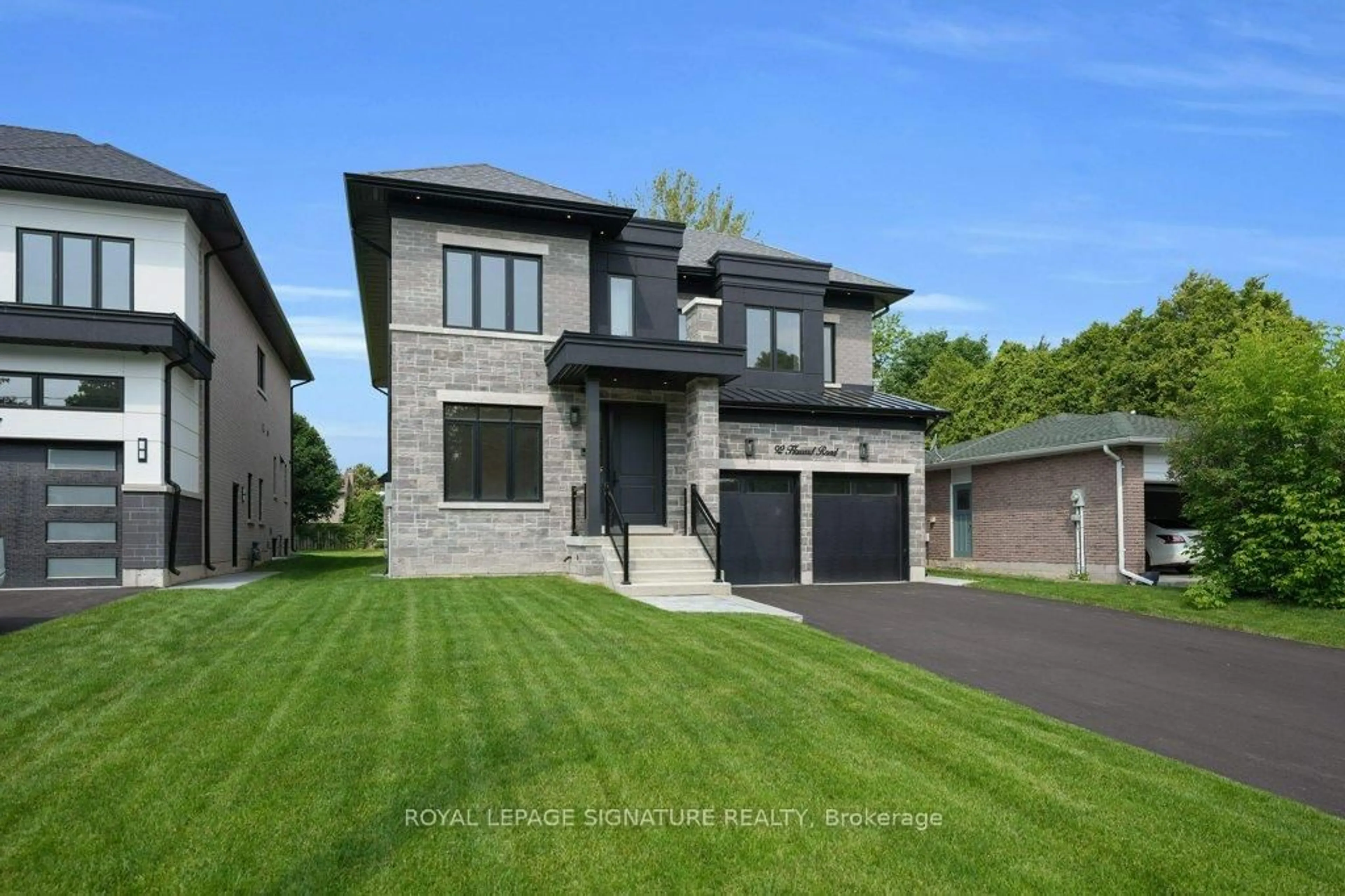 Home with brick exterior material, street for 92 Howard Rd, Newmarket Ontario L3Y 3G7