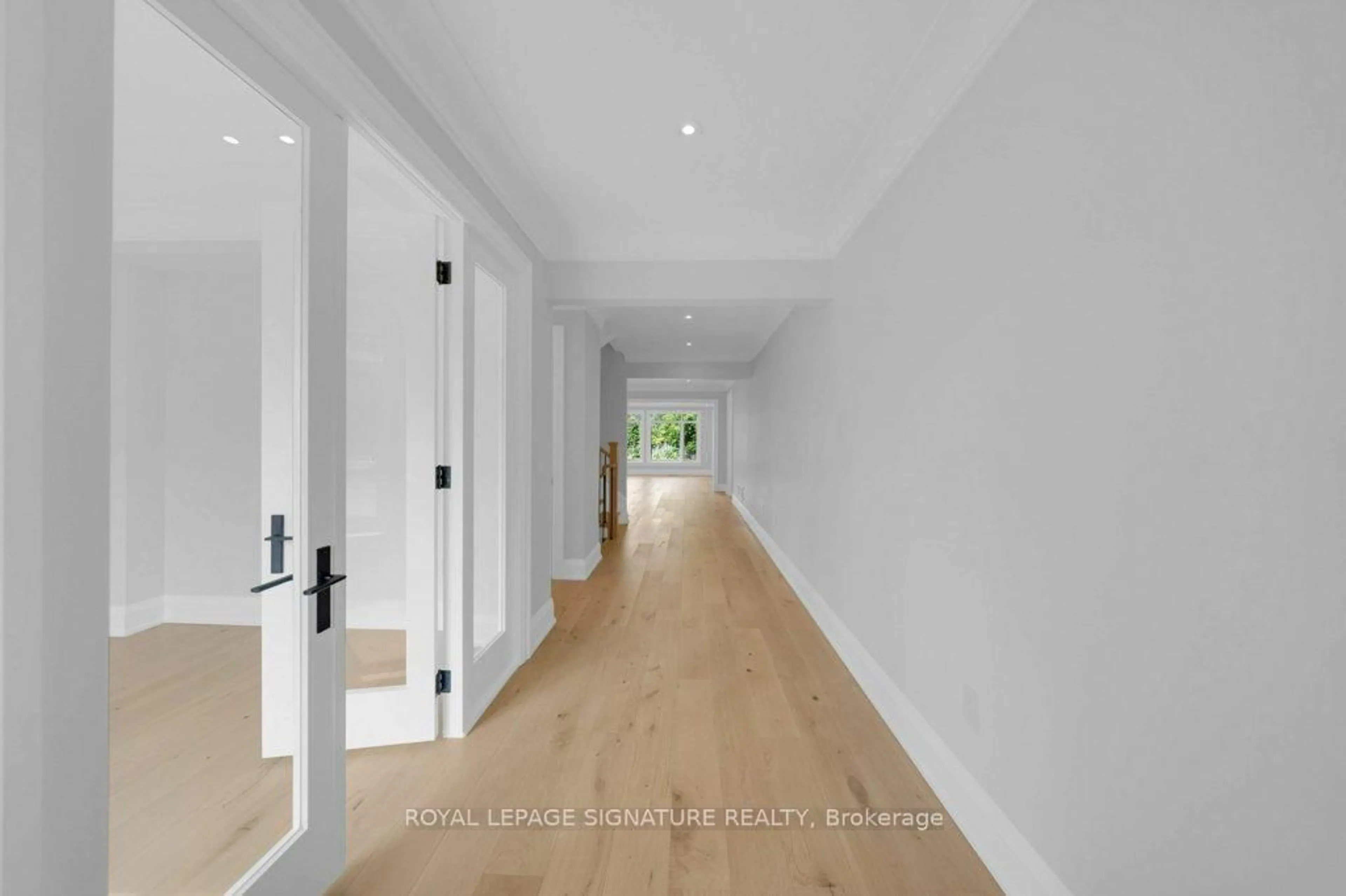 Indoor foyer for 92 Howard Rd, Newmarket Ontario L3Y 3G7