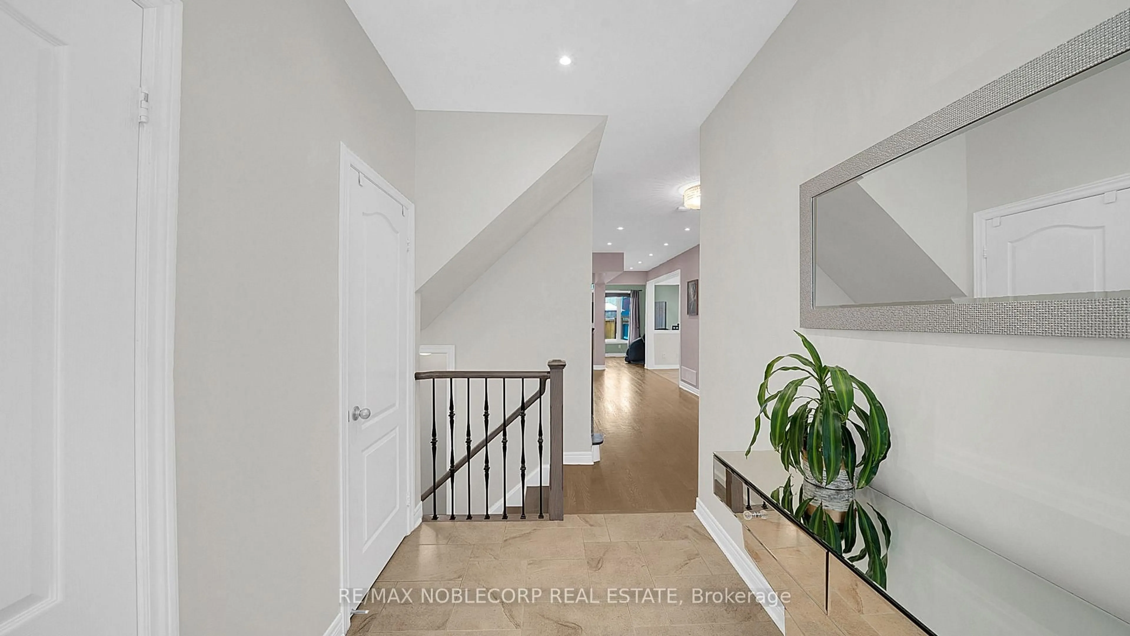 Indoor foyer for 158 Downy Emerald Dr, Bradford West Gwillimbury Ontario L3Z 0E6