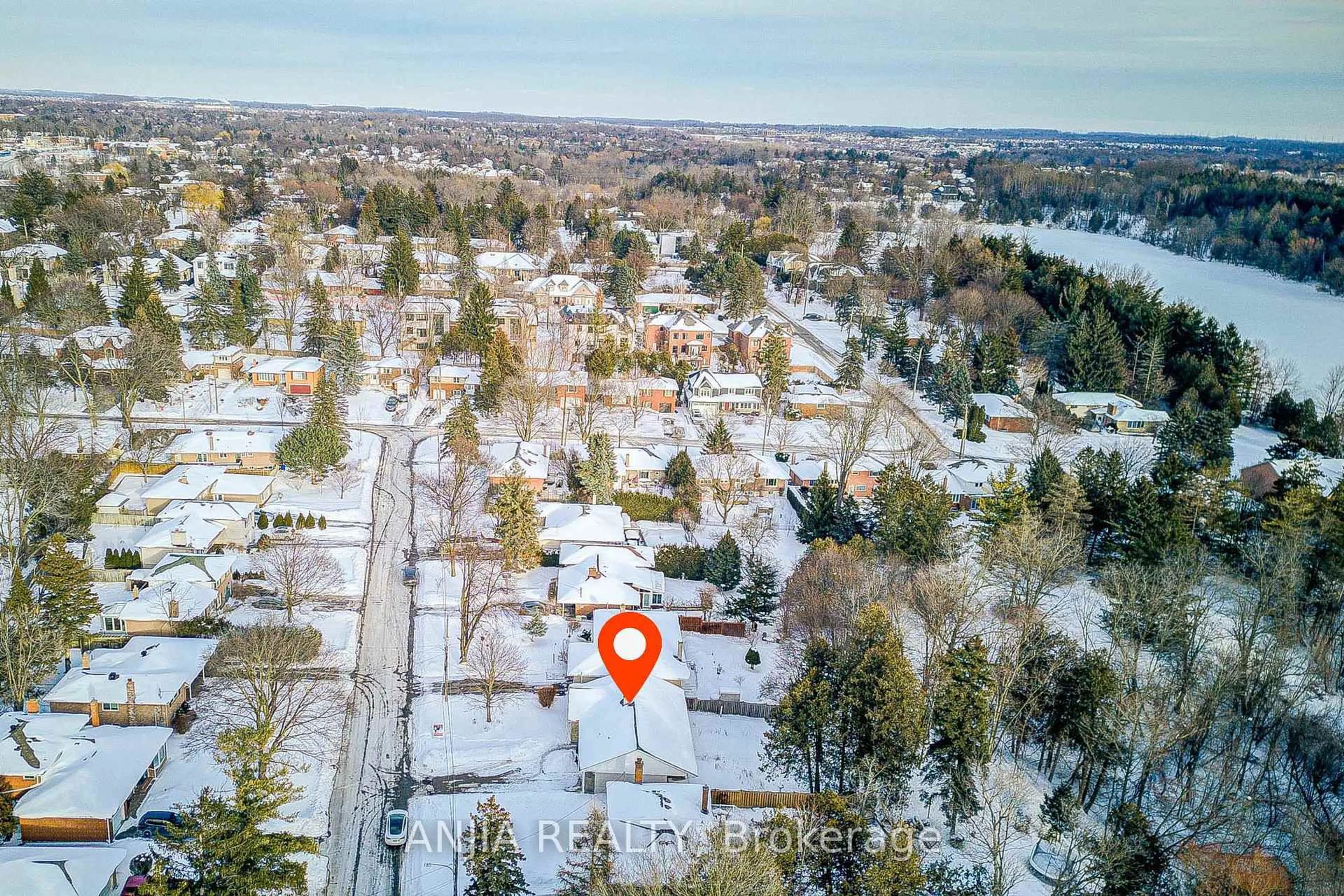 A pic from outside/outdoor area/front of a property/back of a property/a pic from drone, street for 11 Drakefield Rd, Markham Ontario L3P 1G6