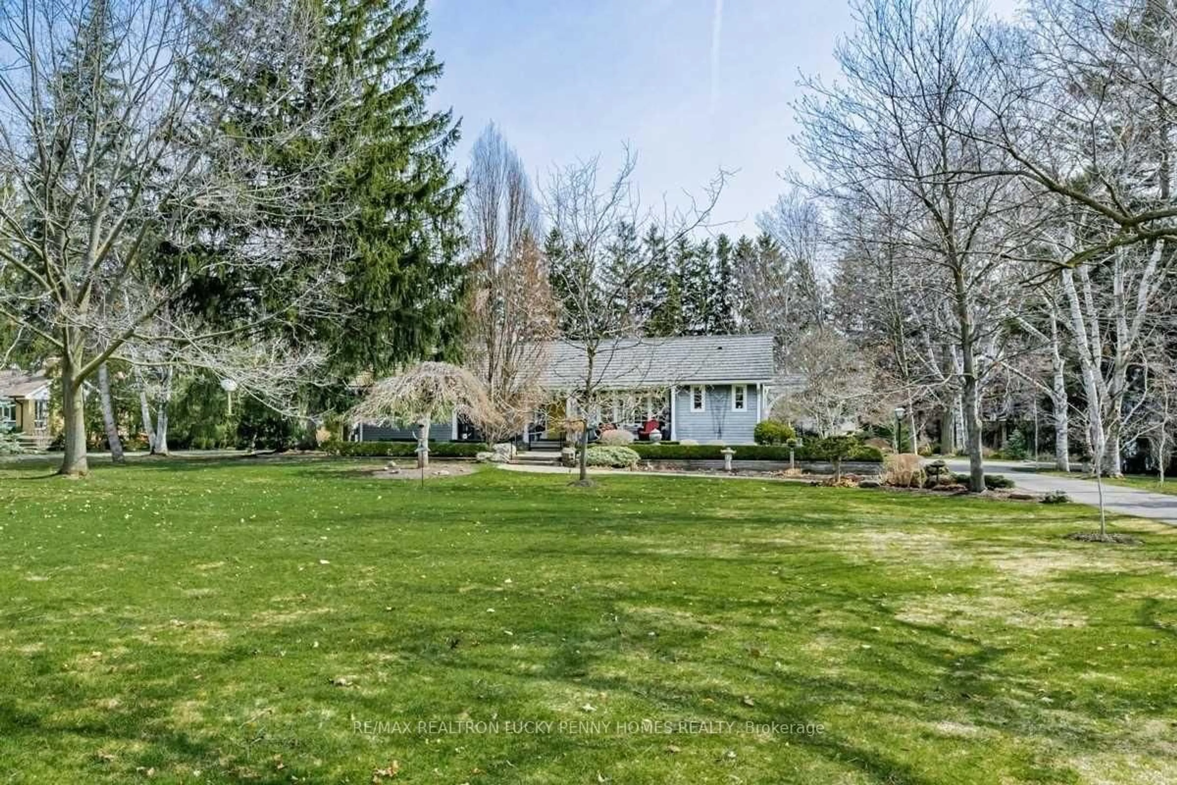 A pic from outside/outdoor area/front of a property/back of a property/a pic from drone, unknown for 9 Orchard St, Markham Ontario L3P 2S9