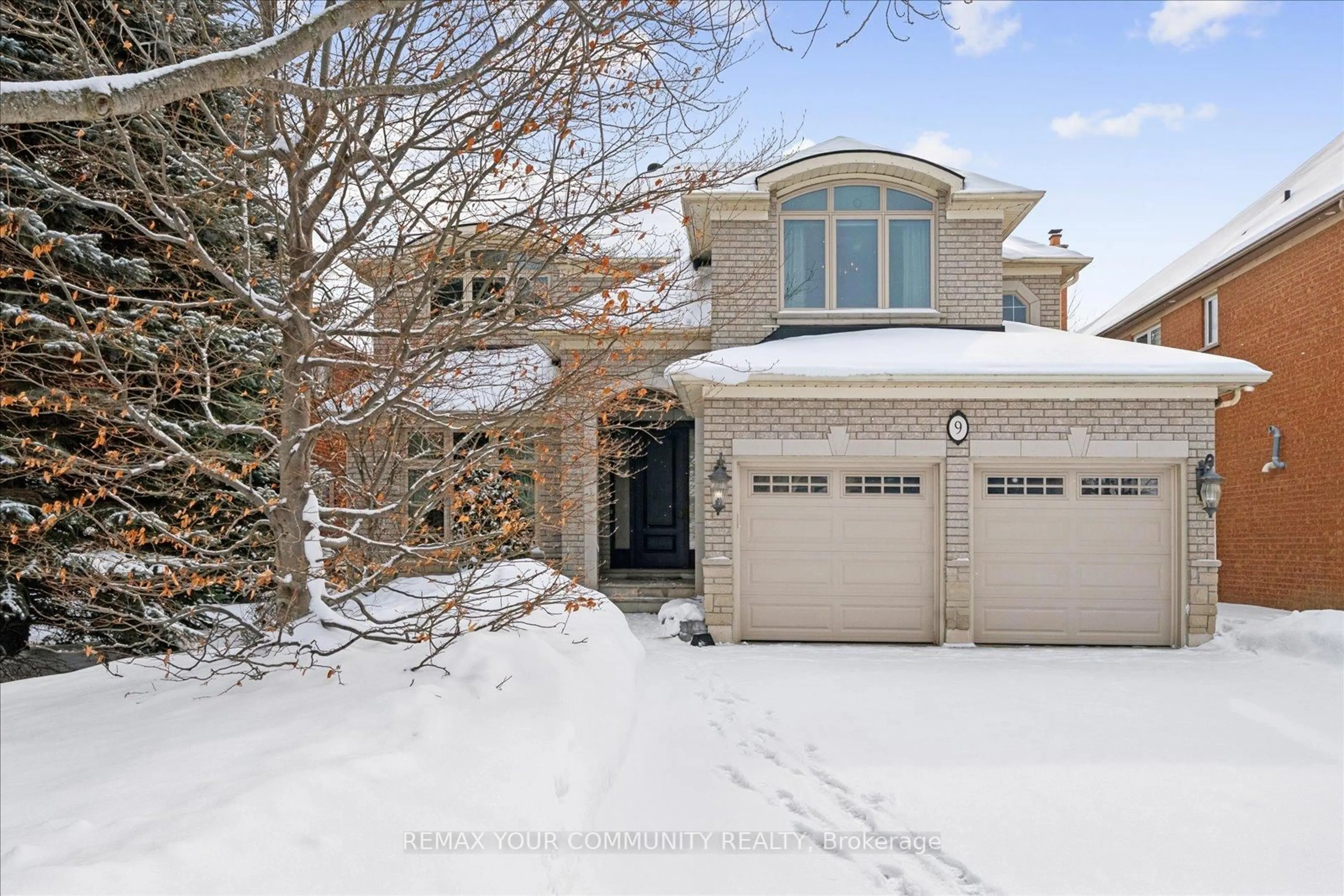 A pic from outside/outdoor area/front of a property/back of a property/a pic from drone, street for 9 Winterport Crt, Richmond Hill Ontario L4C 9V6
