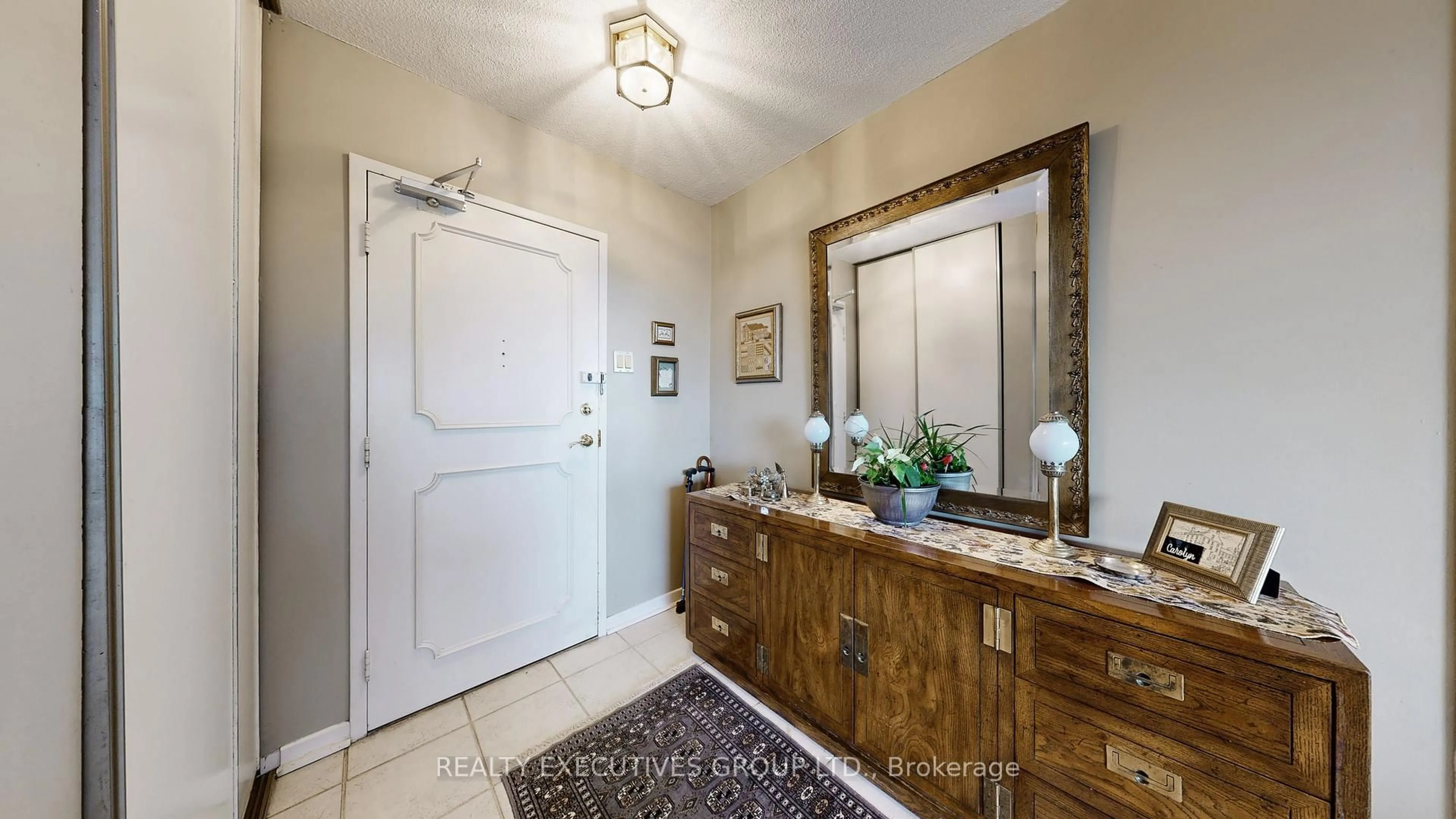 Indoor entryway for 8111 Yonge St #905, Markham Ontario L3T 4V9