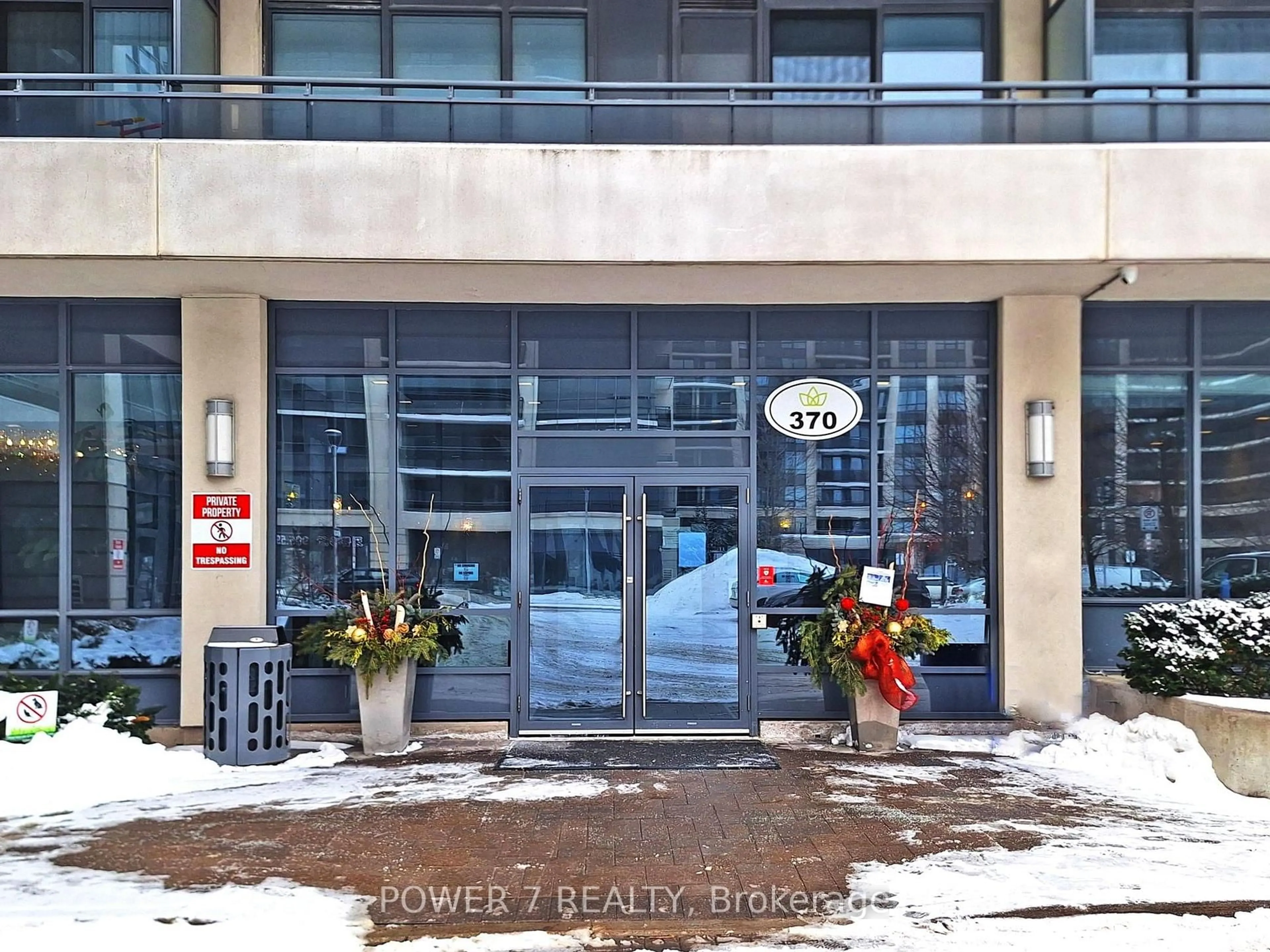 Indoor foyer for 370 Hwy 7 Ave #618, Richmond Hill Ontario L4B 0C4