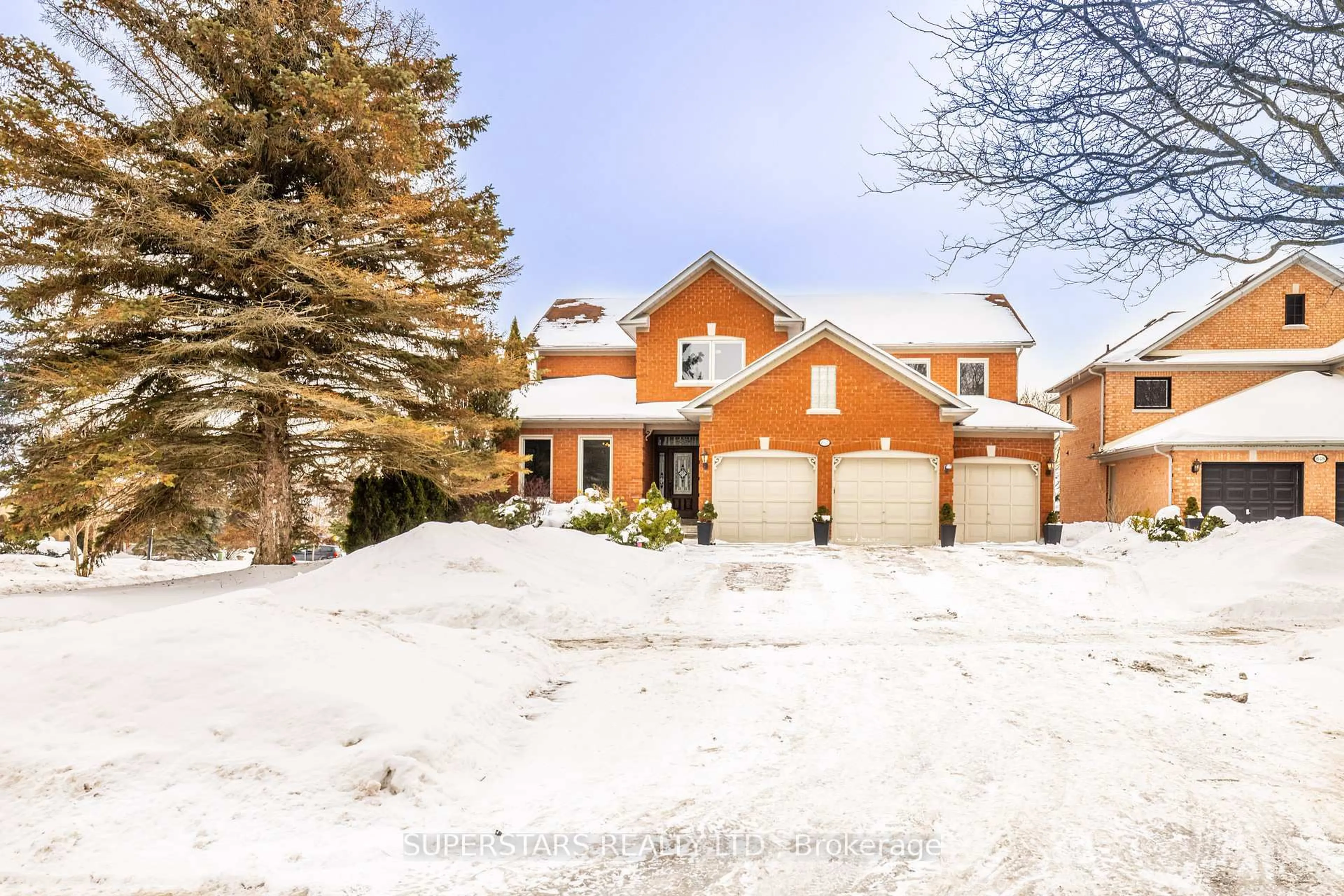 A pic from outside/outdoor area/front of a property/back of a property/a pic from drone, street for 852 Norwick Rd, Newmarket Ontario L3X 1K8