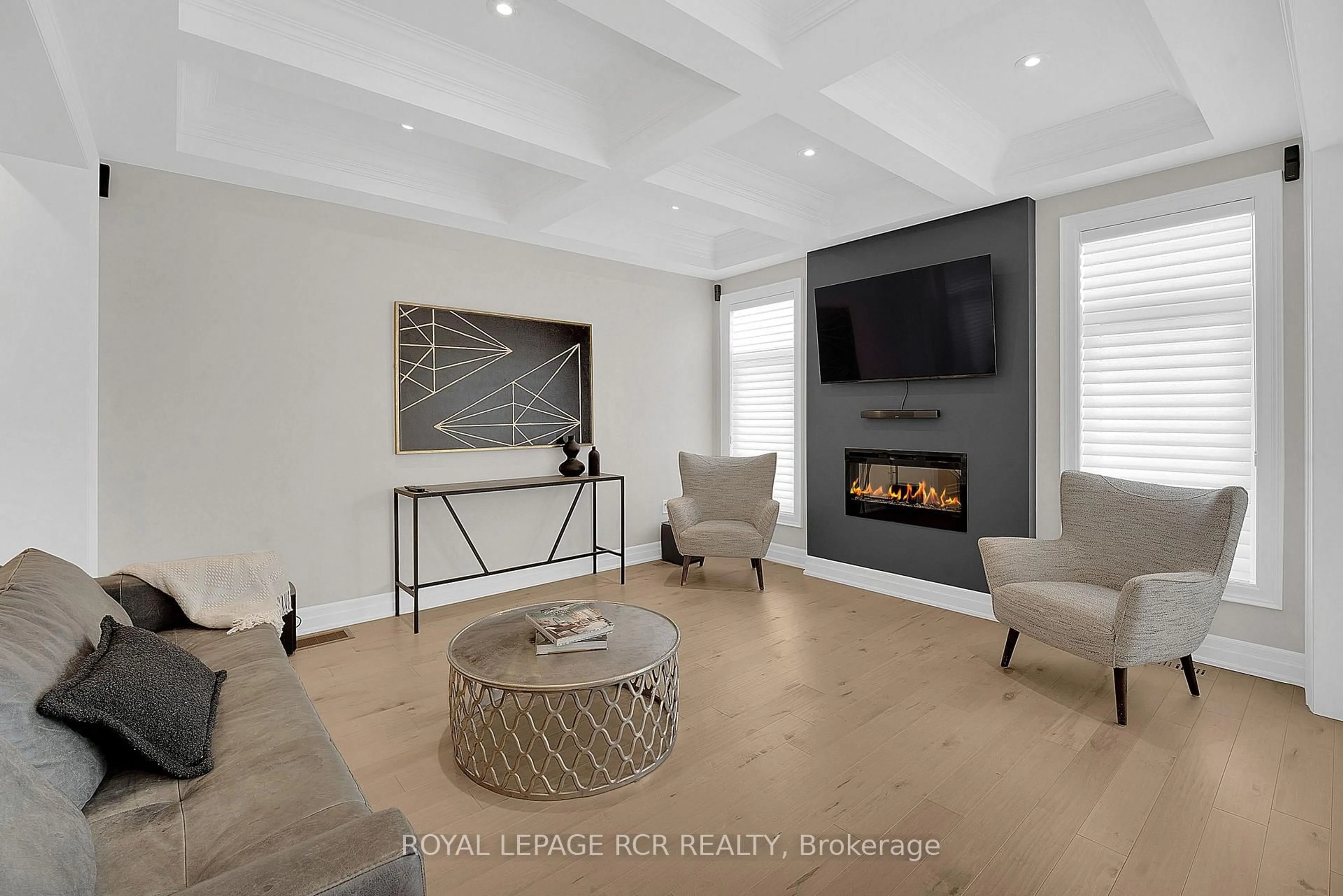 Living room with furniture, unknown for 32 Tatton Crt, King Ontario L7B 0C3